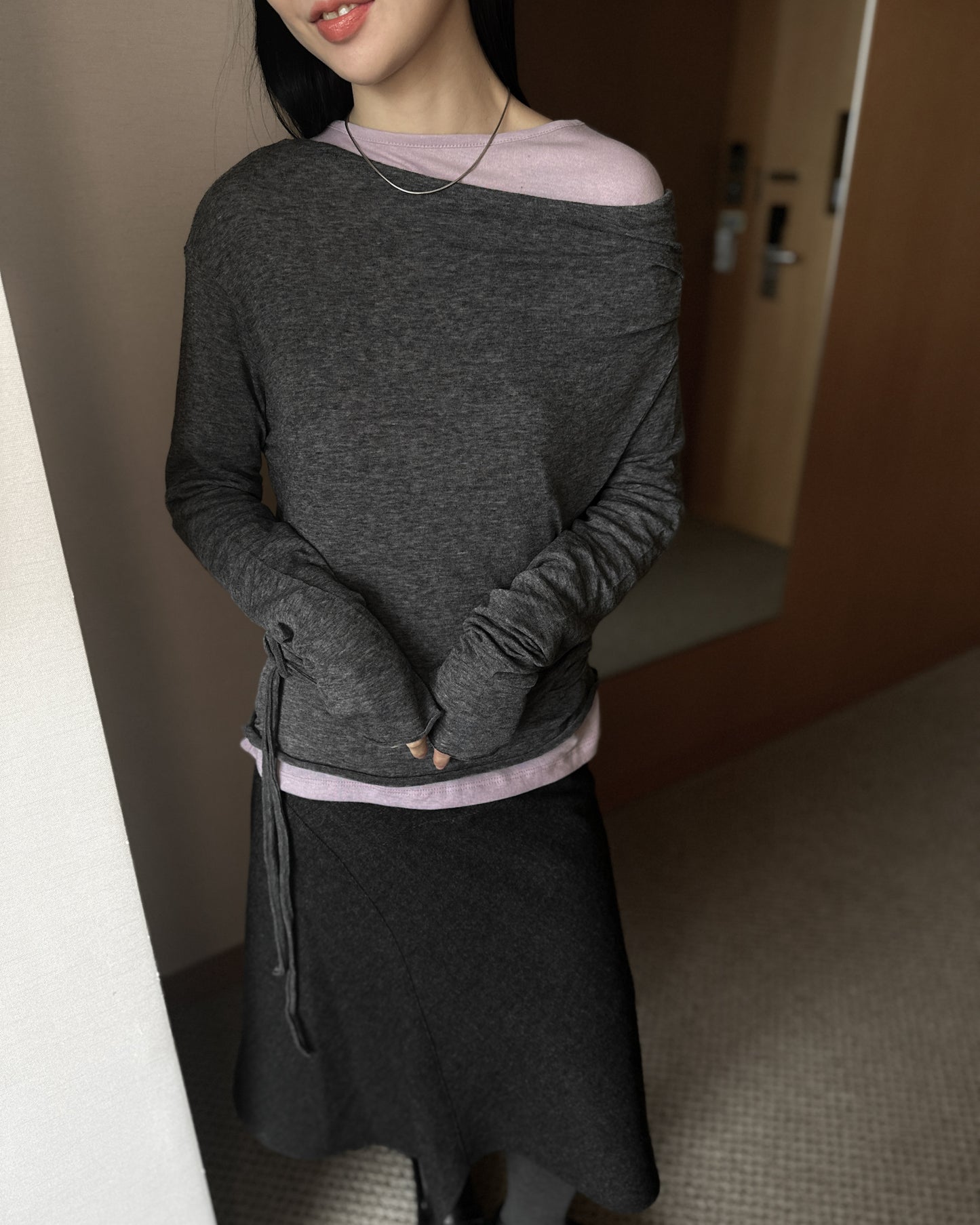 斜肩抓褶天絲上衣 - 深啡色