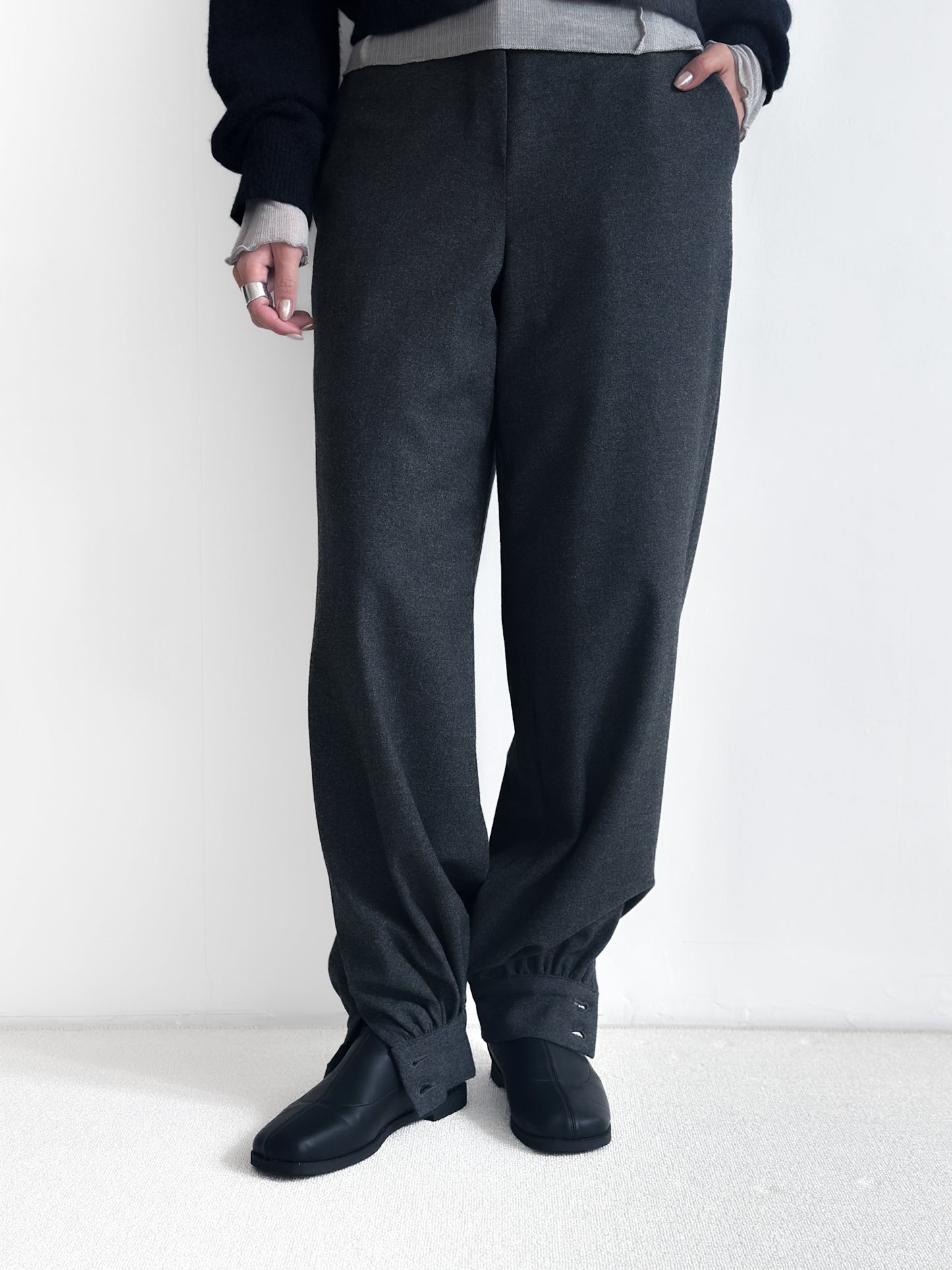 挺身鈕扣束腳長褲 黑色