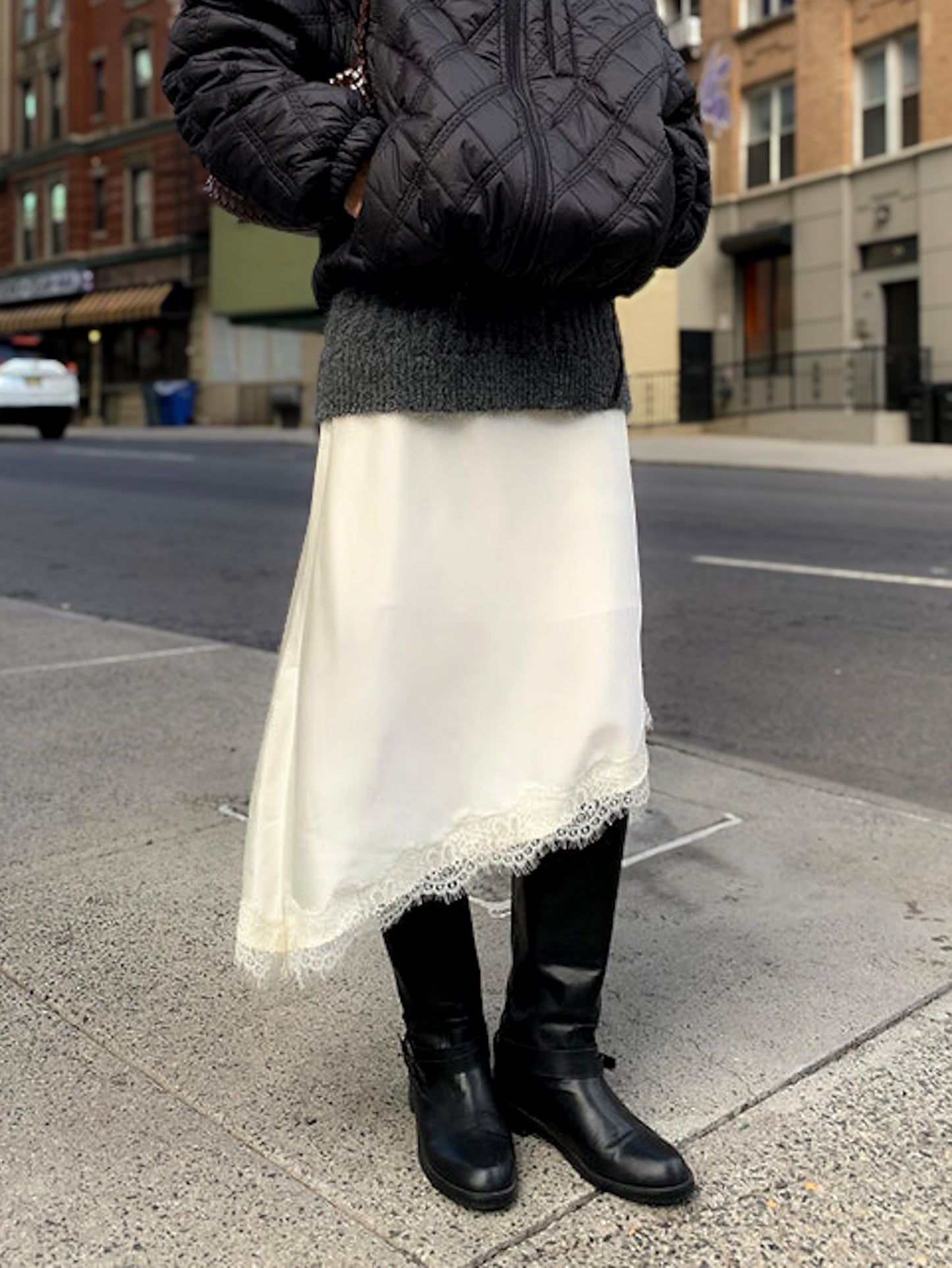 高質緞面蕾絲斜邊半長裙 黑色