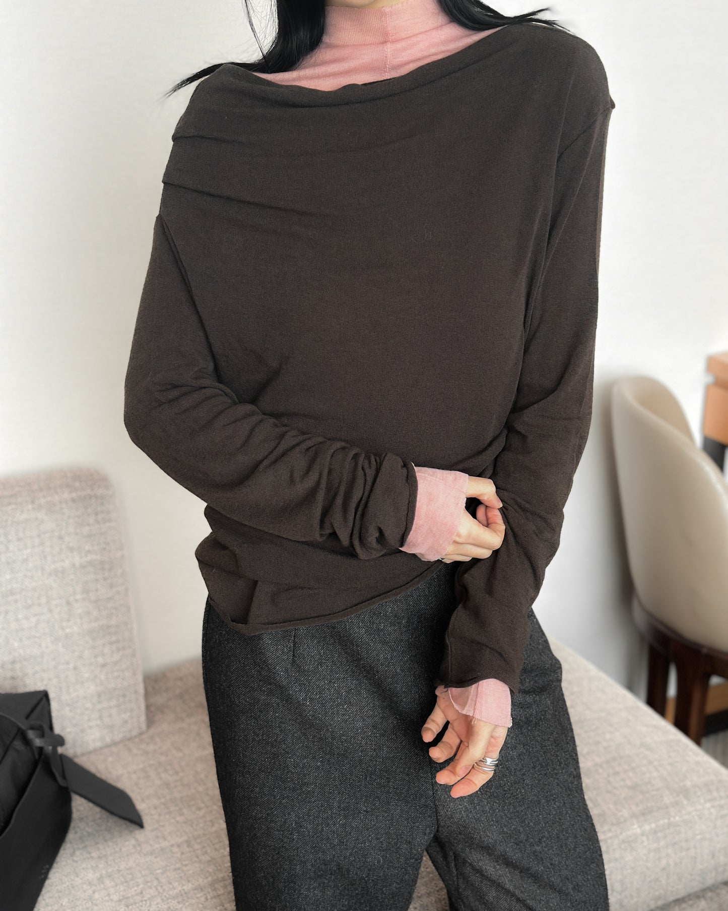 斜肩抓褶天絲上衣 - 深啡色