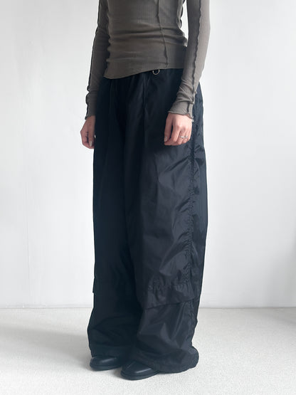 內鋪棉光澤感尼龍褲 黑色
