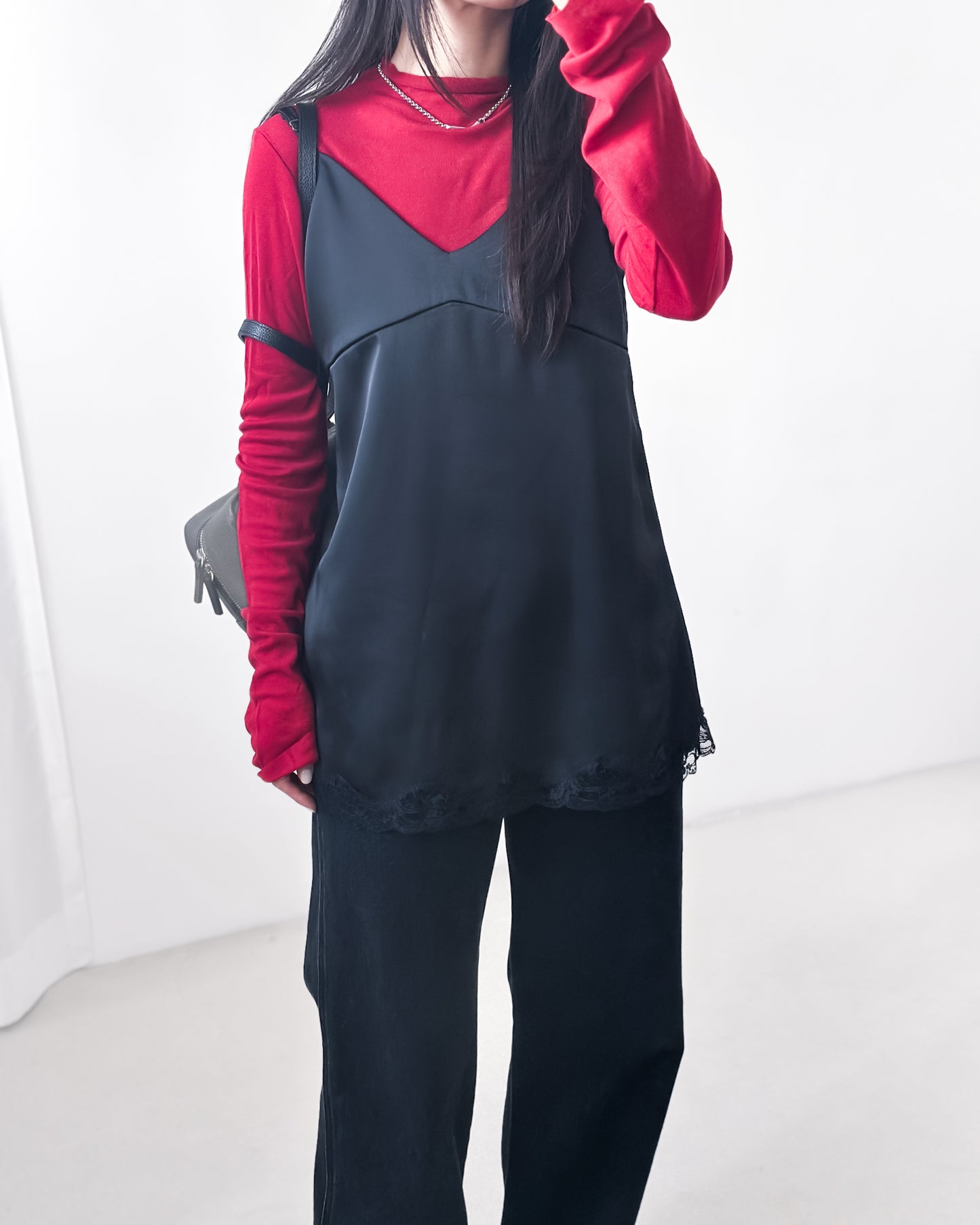 高質緞面V領吊帶連身裙 黑色