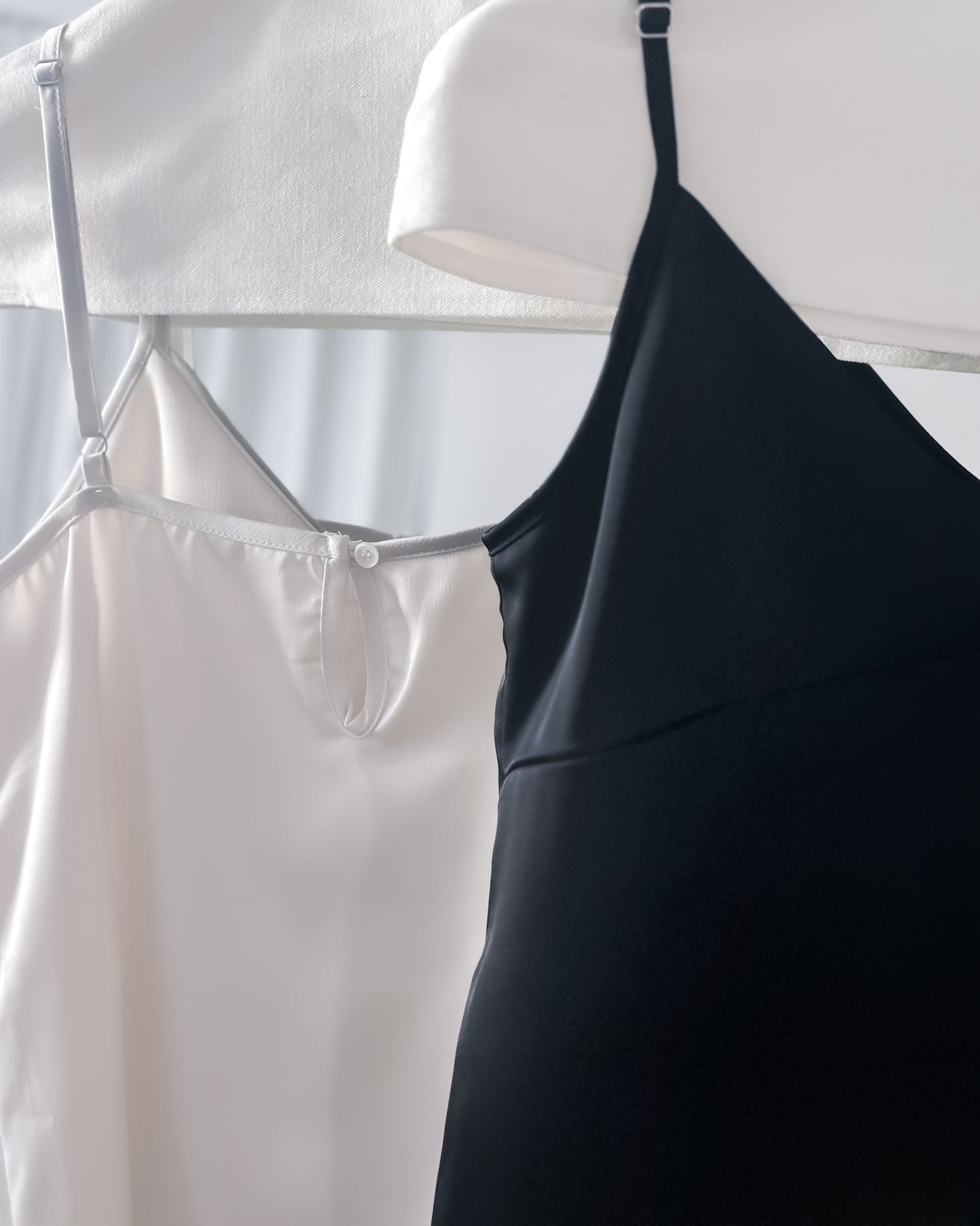 高質緞面V領吊帶連身裙 黑色