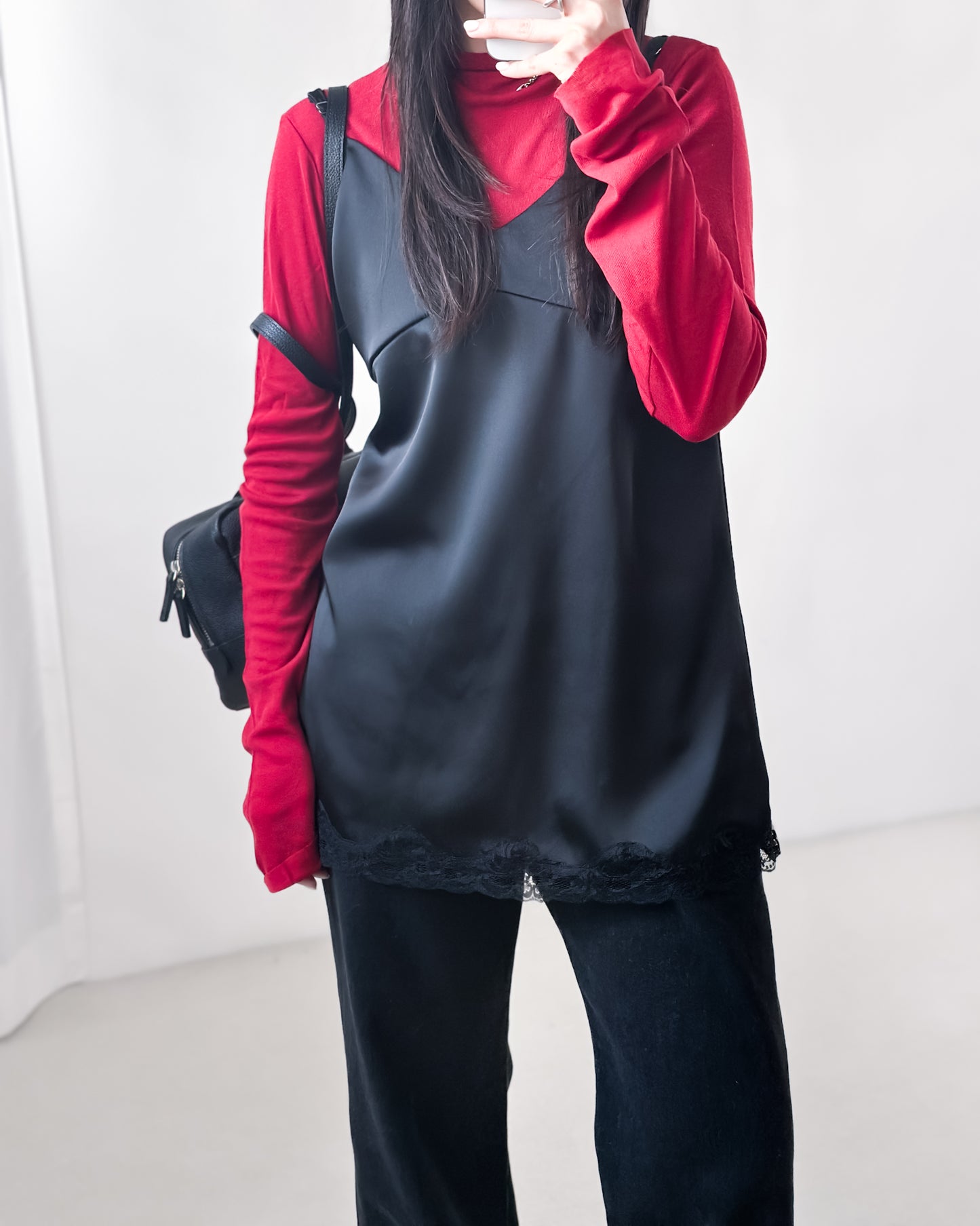 高質緞面V領吊帶連身裙 黑色