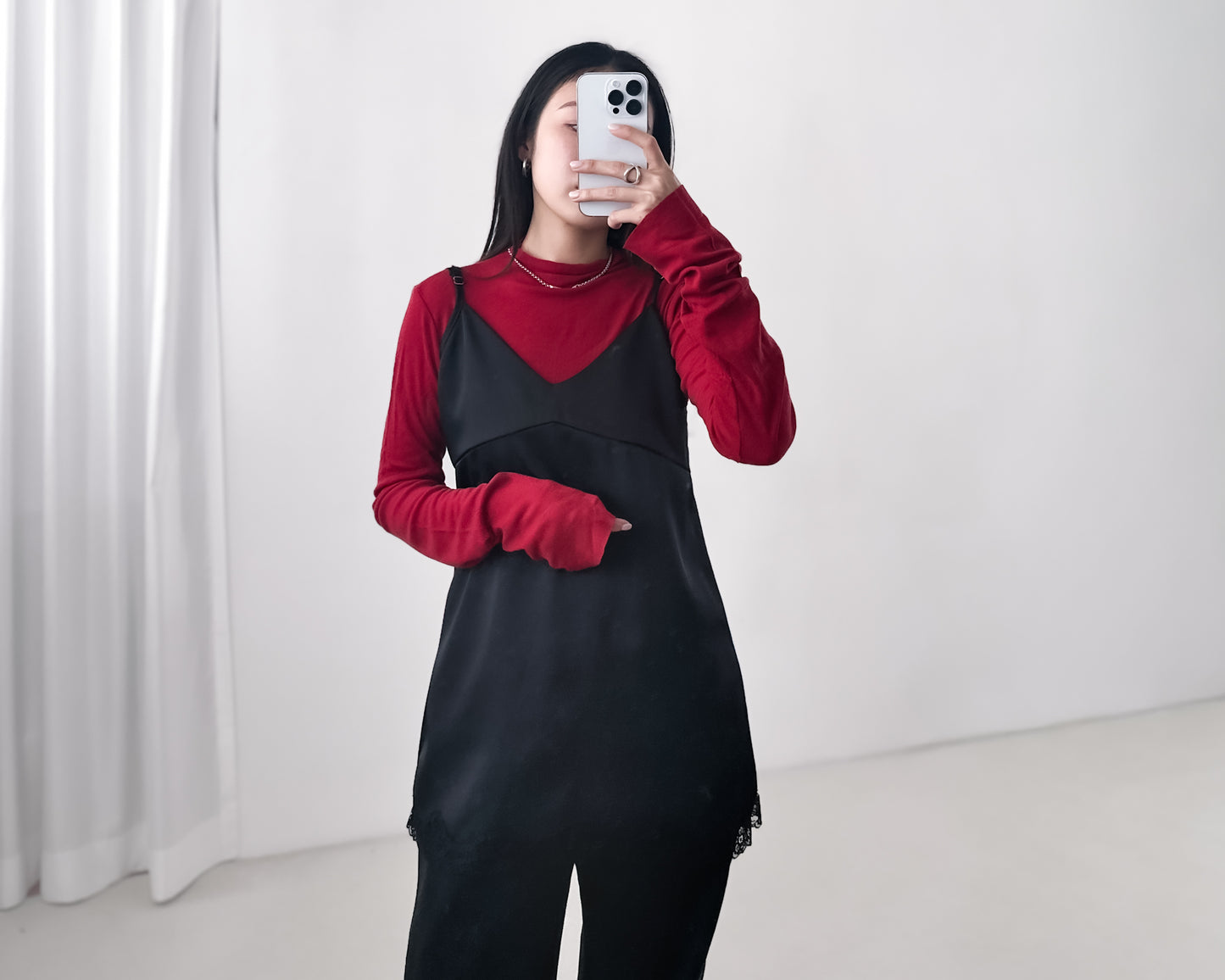 高質緞面V領吊帶連身裙 黑色