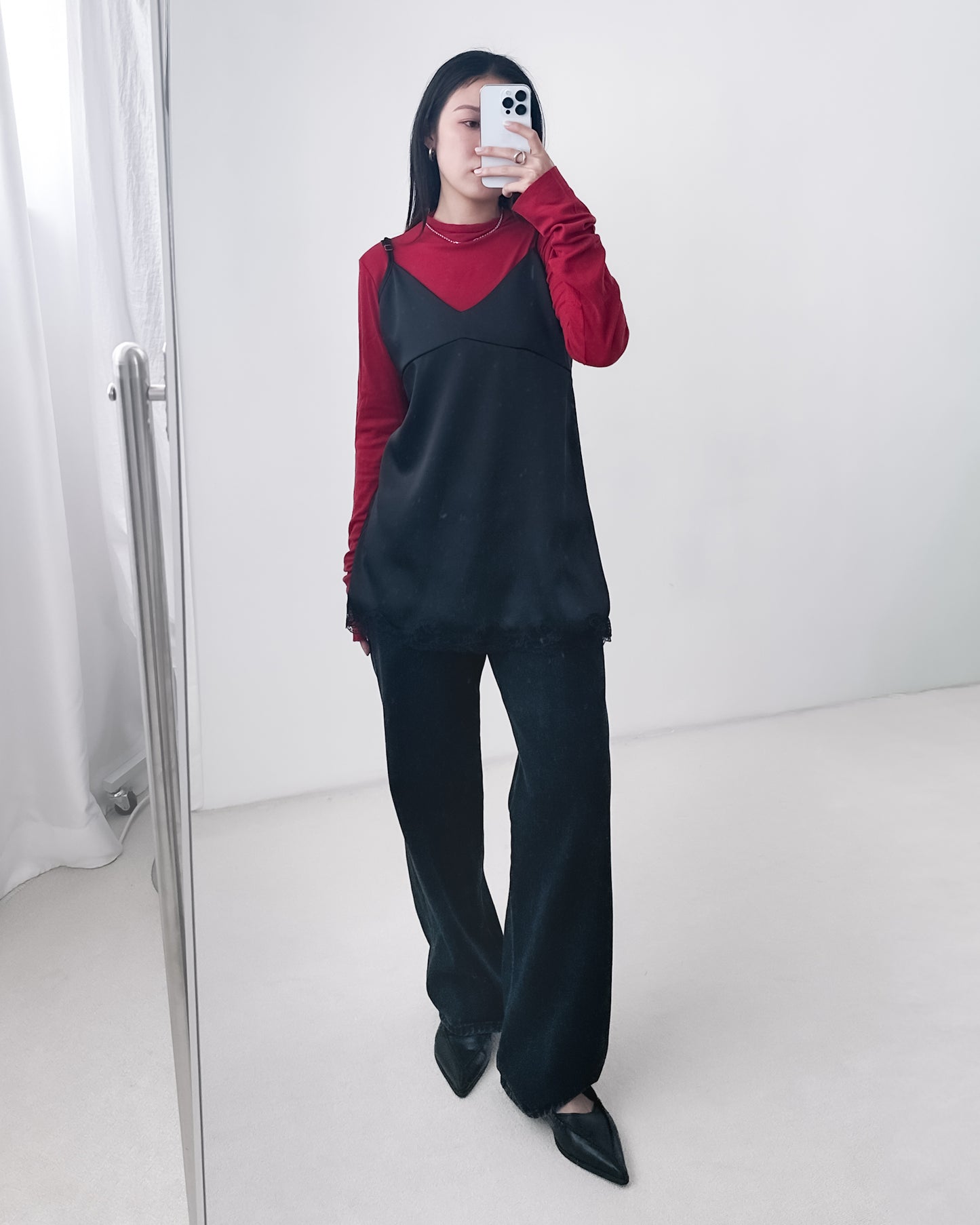 高質緞面V領吊帶連身裙 黑色