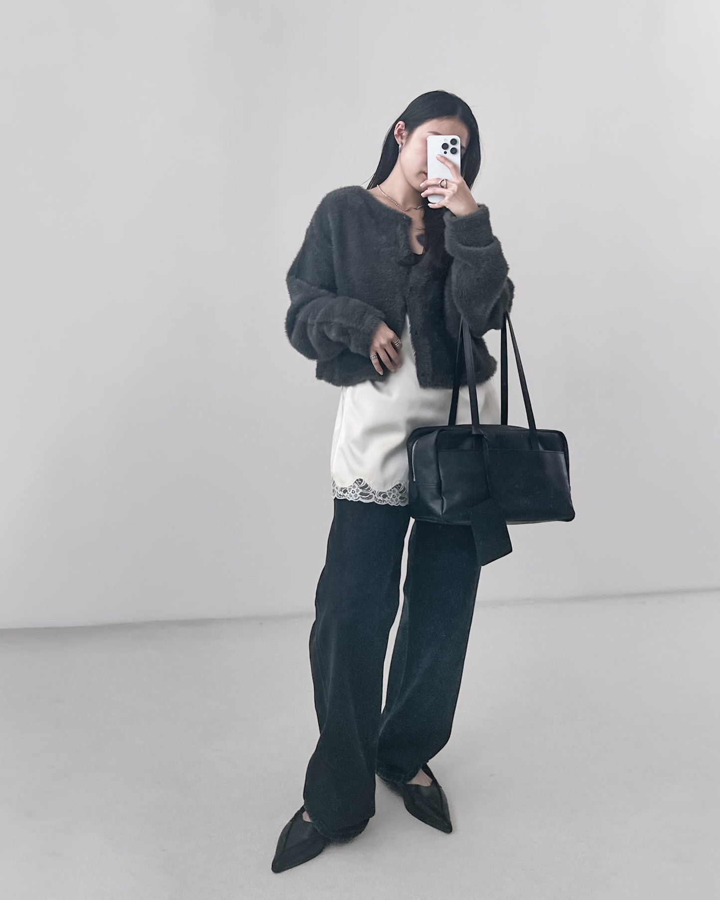 高質緞面V領吊帶連身裙 米白色