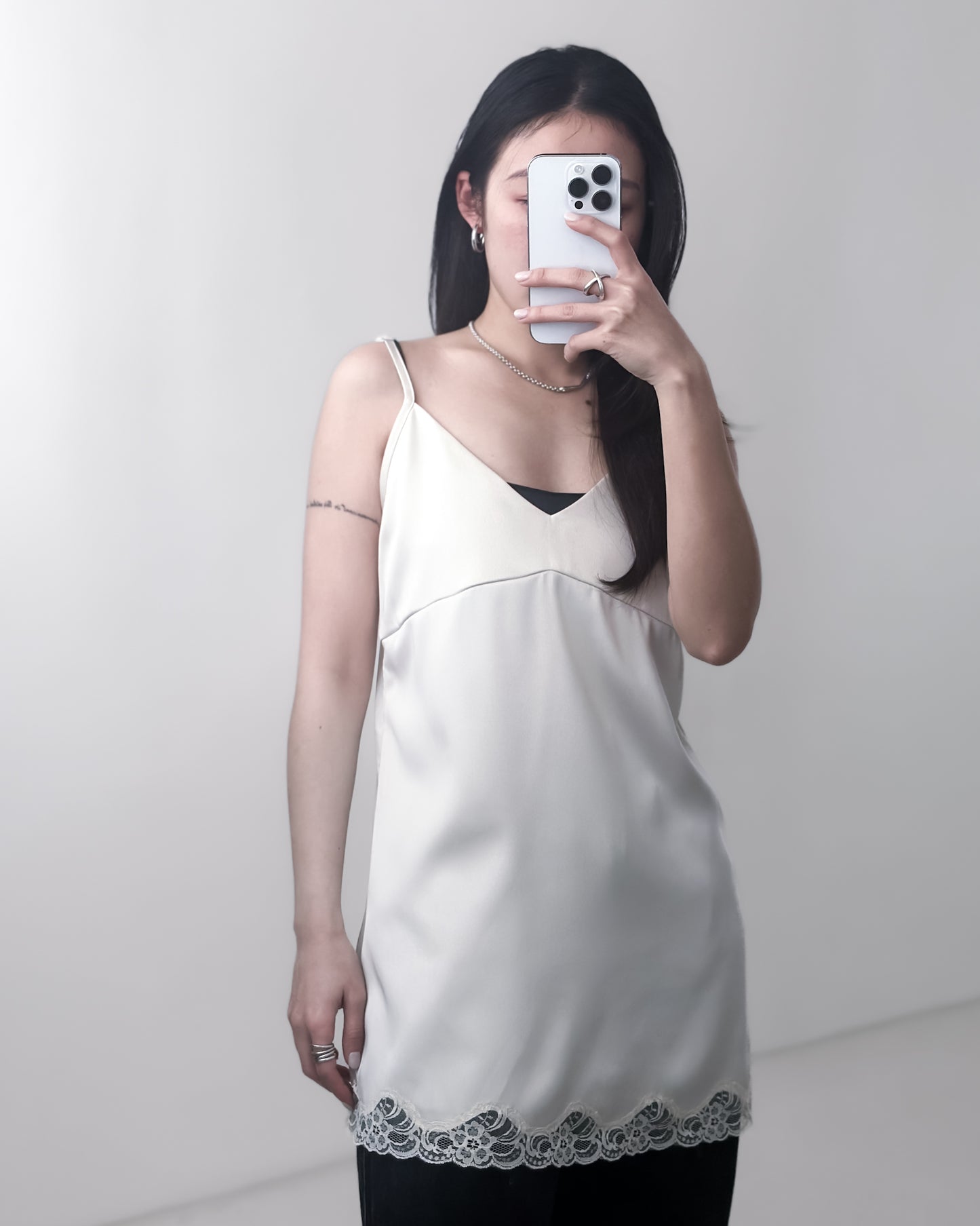 高質緞面V領吊帶連身裙 米白色