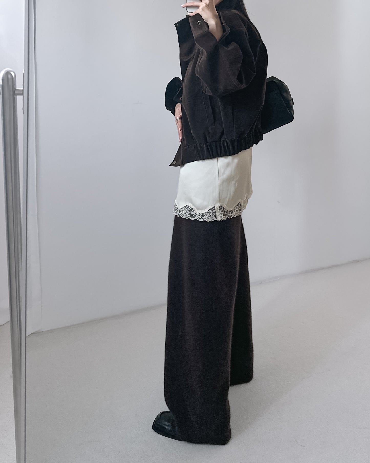 高質緞面V領吊帶連身裙 米白色