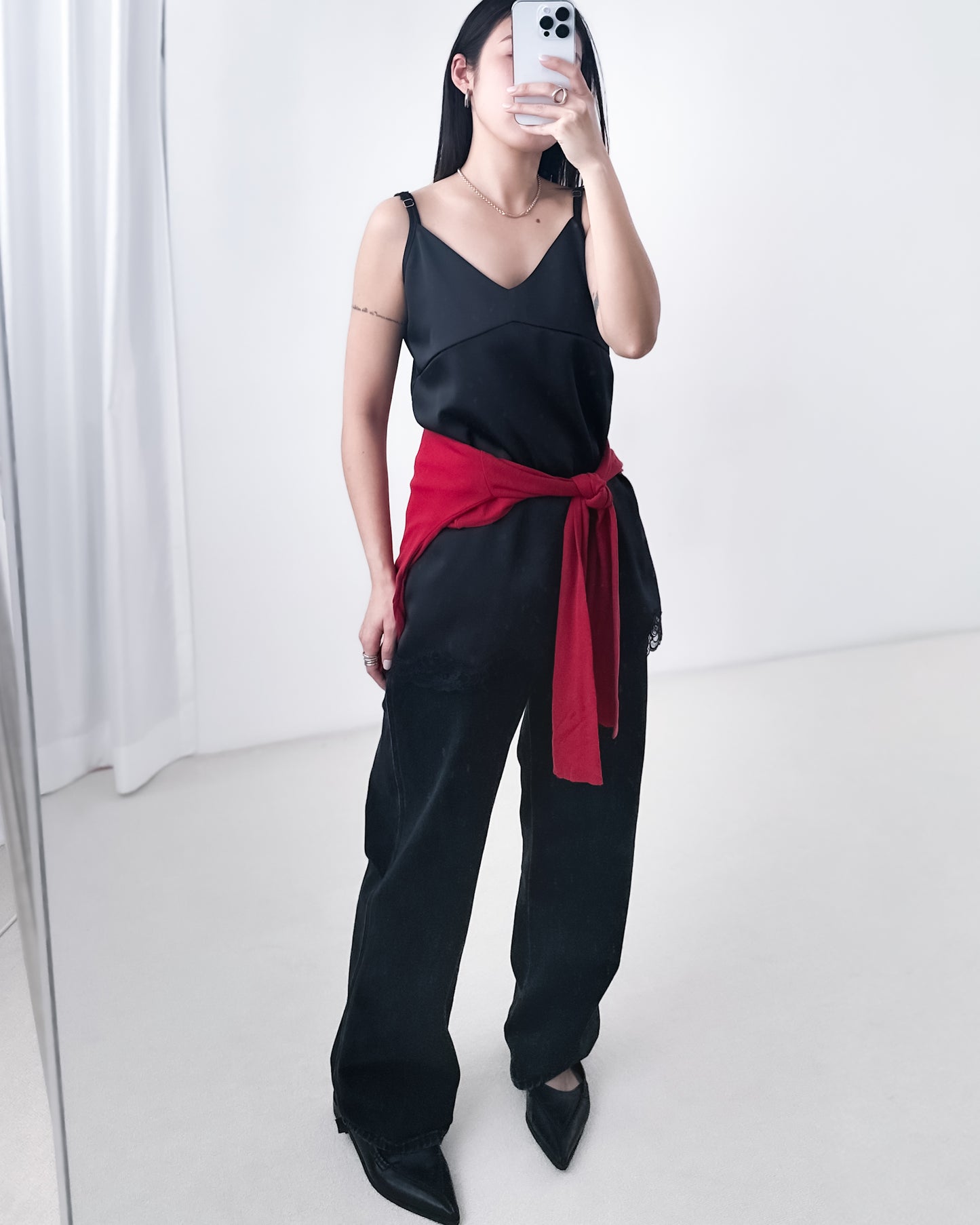 高質緞面V領吊帶連身裙 黑色