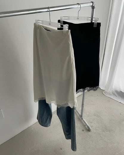 高質緞面蕾絲斜邊半長裙 黑色