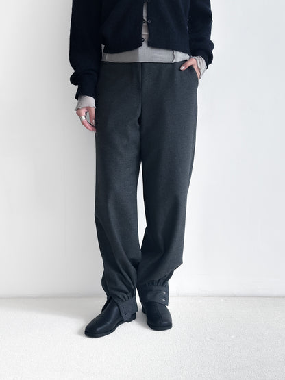 挺身鈕扣束腳長褲 黑色