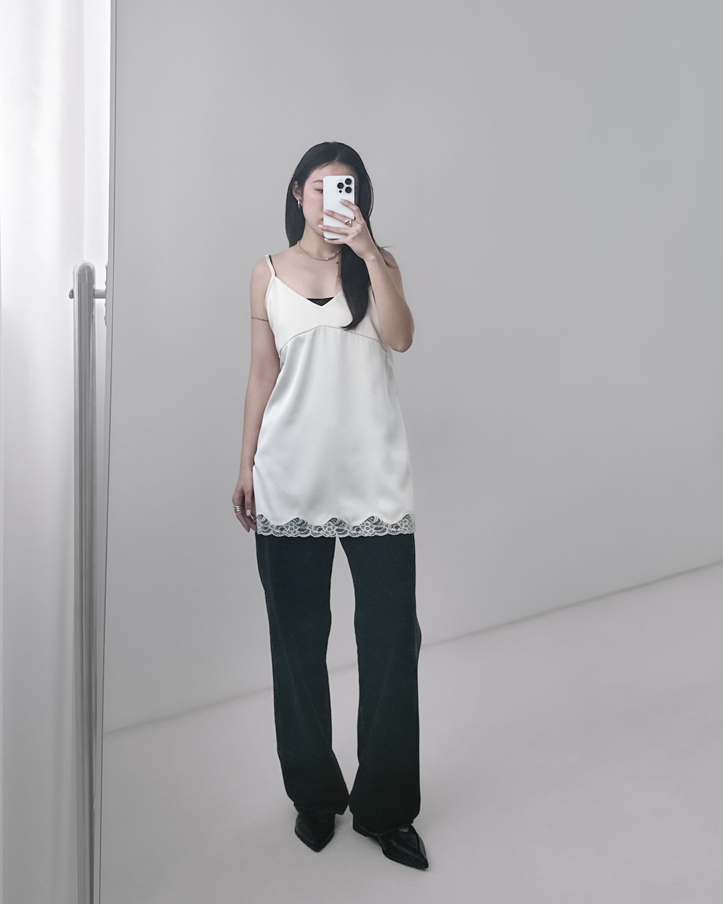 高質緞面V領吊帶連身裙 米白色