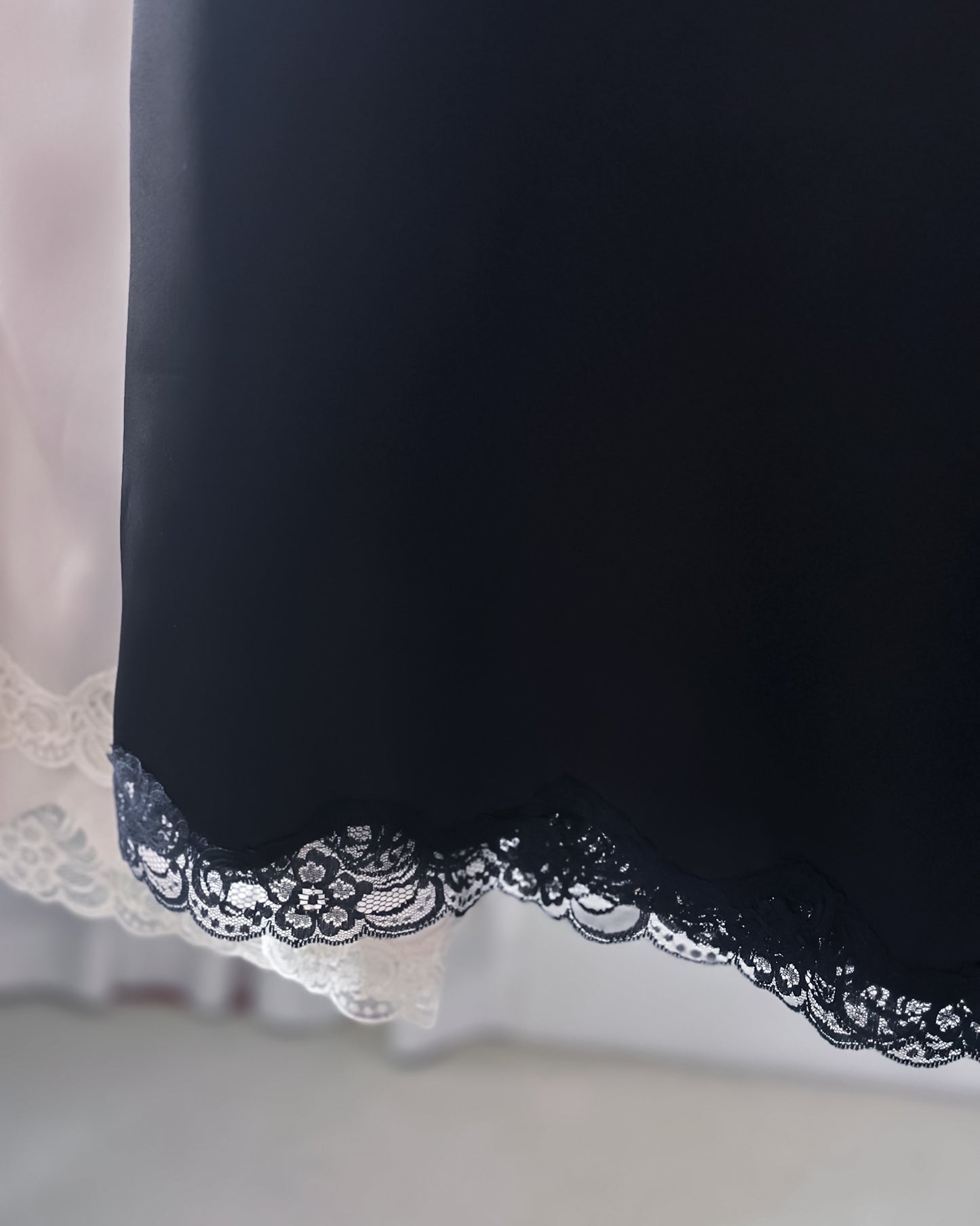 高質緞面V領吊帶連身裙 黑色