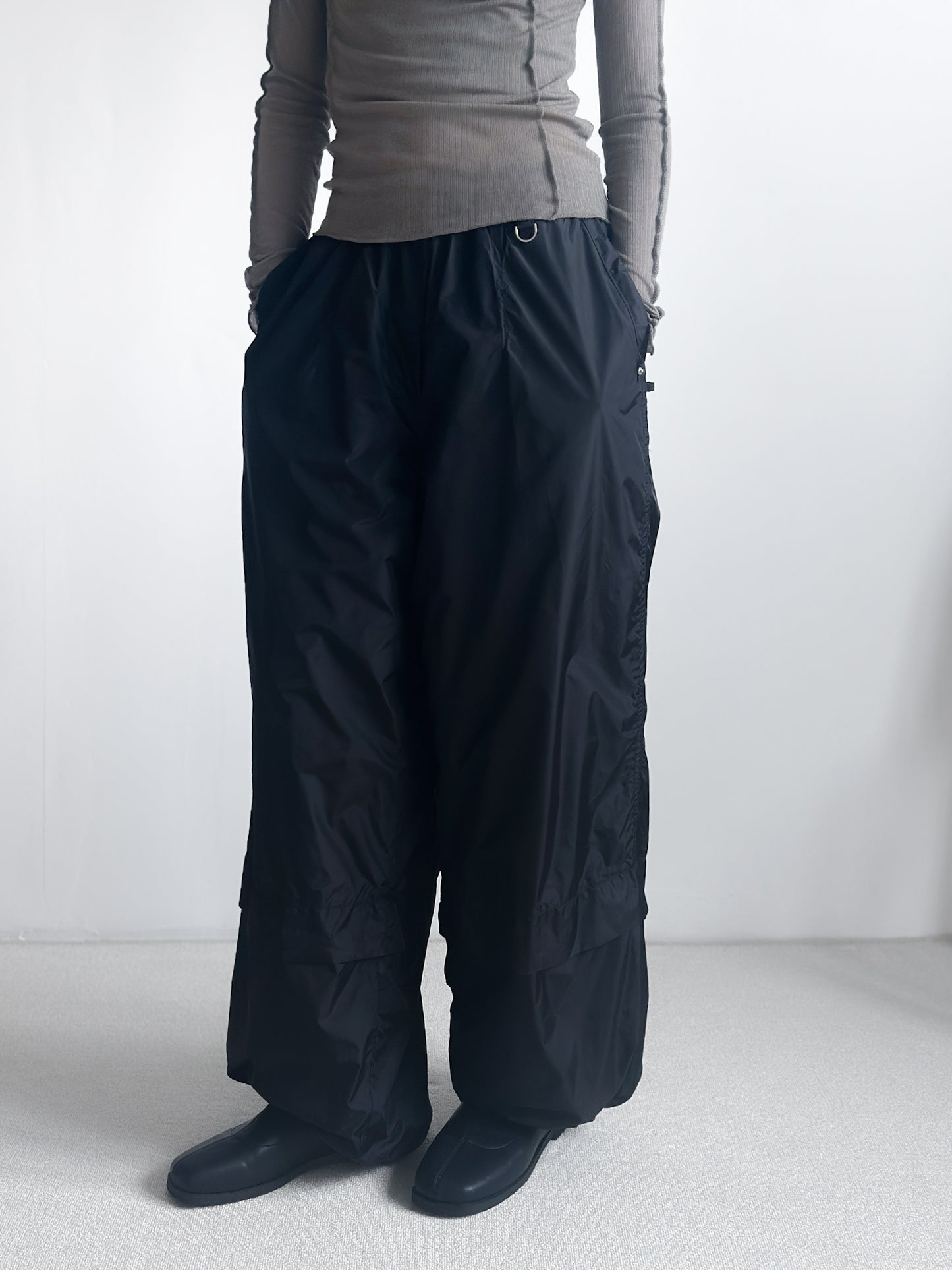 內鋪棉光澤感尼龍褲 黑色