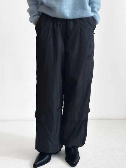 內鋪棉光澤感尼龍褲 黑色