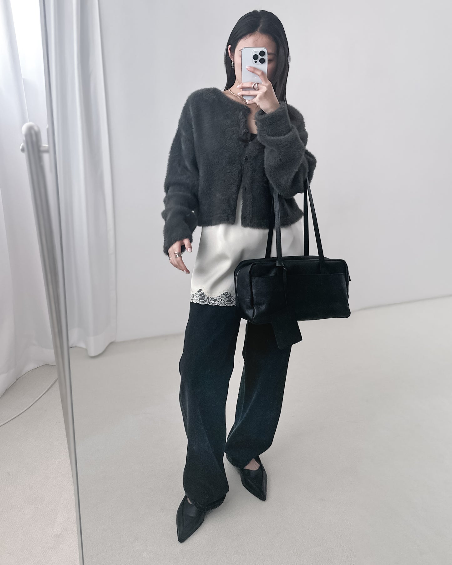 高質緞面V領吊帶連身裙 米白色