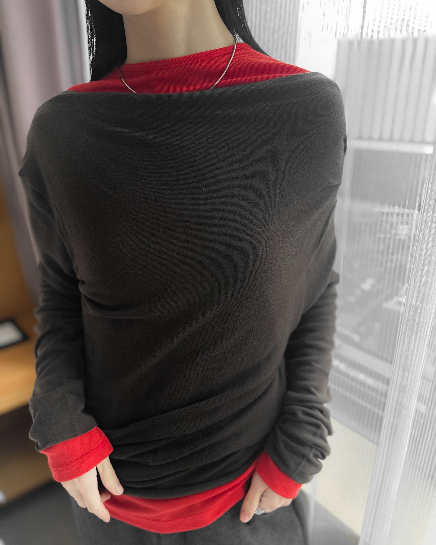 斜肩抓褶天絲上衣 - 深啡色