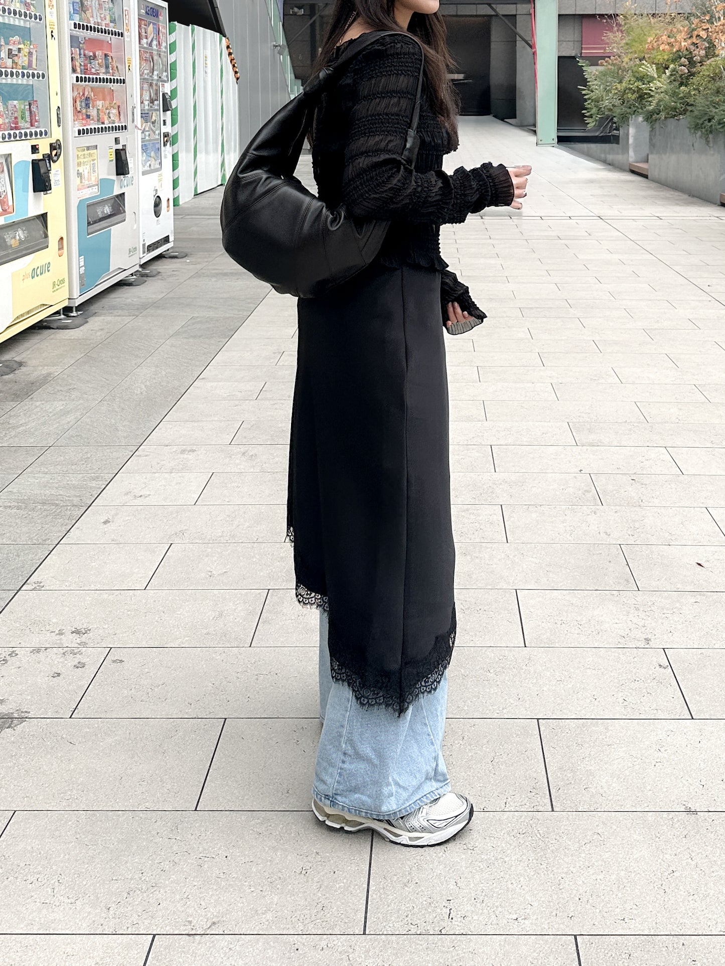 高質緞面蕾絲斜邊半長裙 黑色