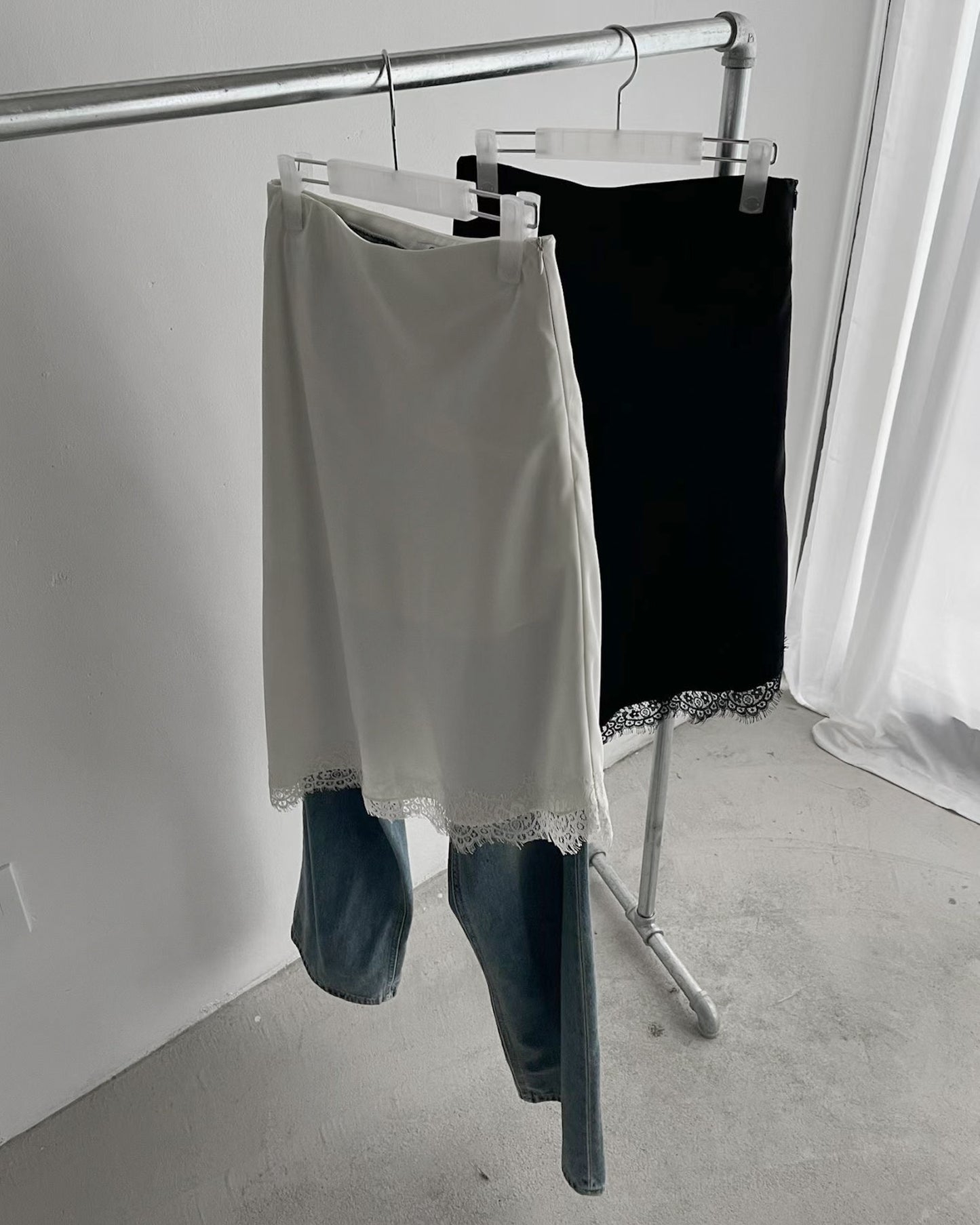 高質緞面蕾絲斜邊半長裙 白色