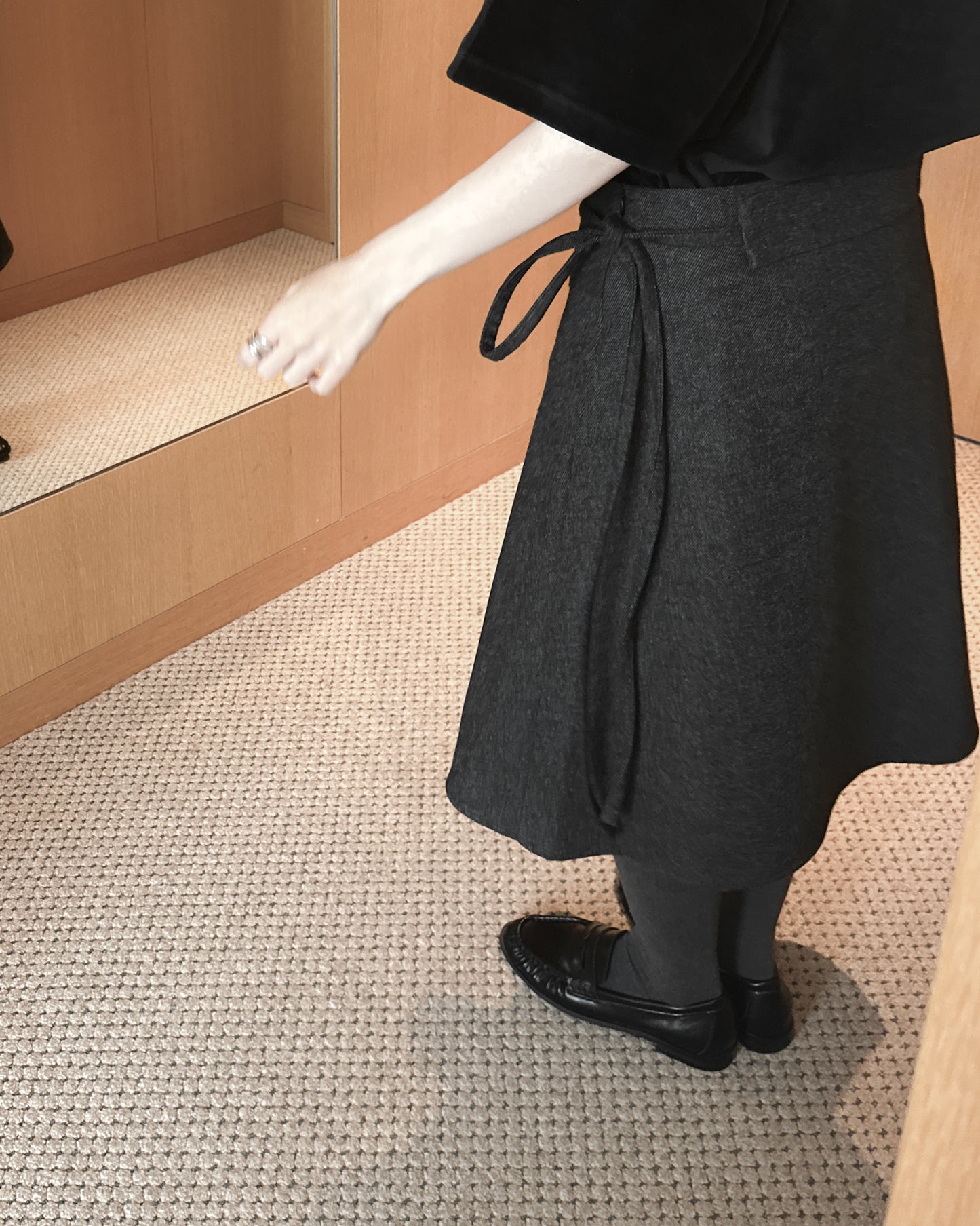 不規則收邊羊毛半截裙 - 深灰色