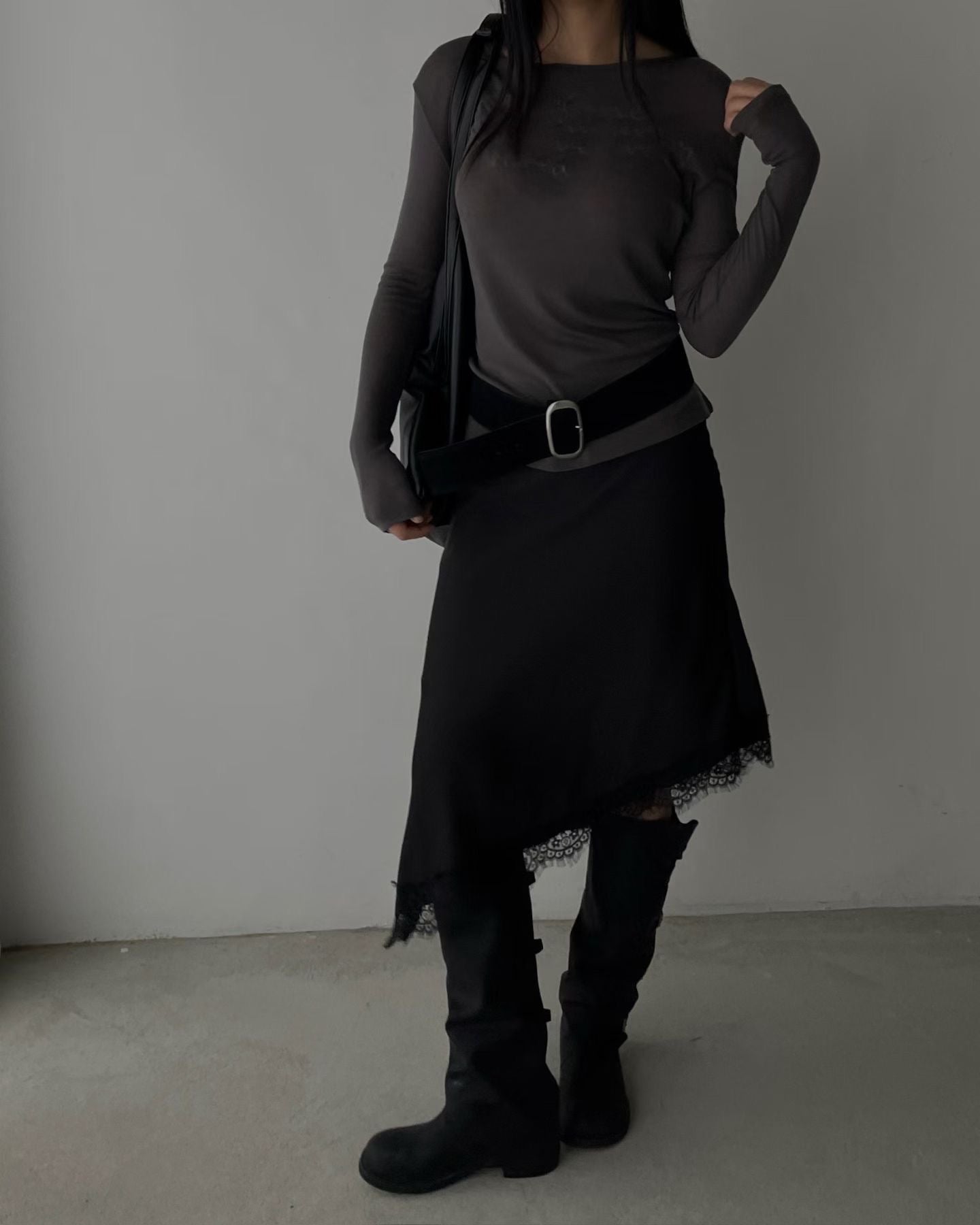 高質緞面蕾絲斜邊半長裙 黑色