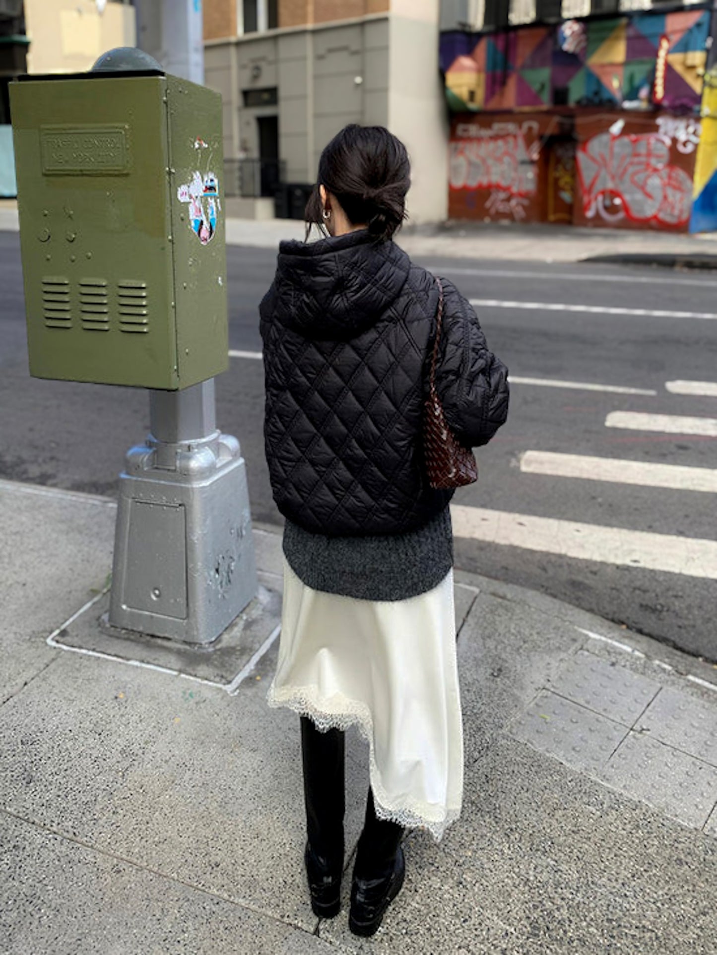 高質緞面蕾絲斜邊半長裙 白色