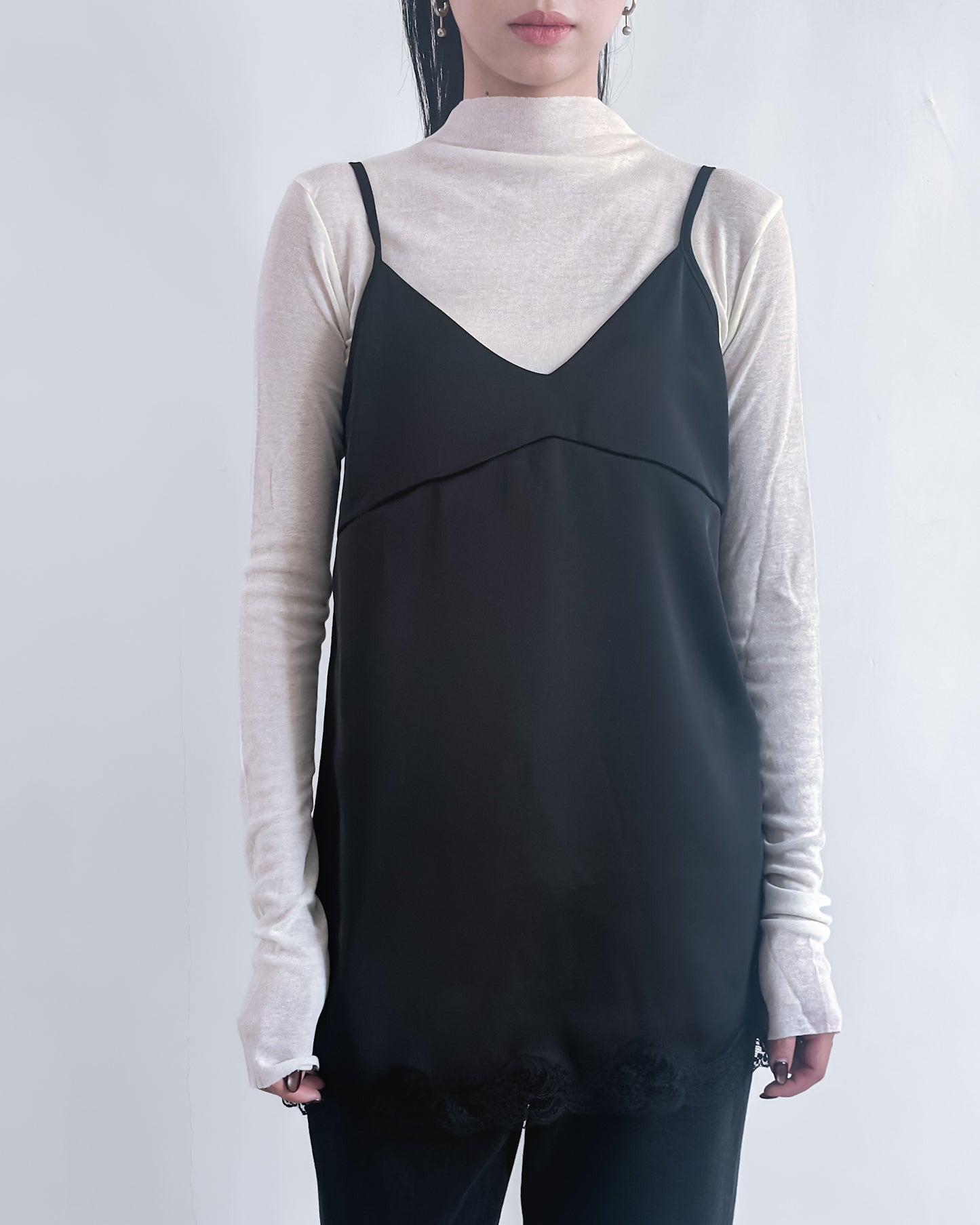 高質緞面V領吊帶連身裙 黑色