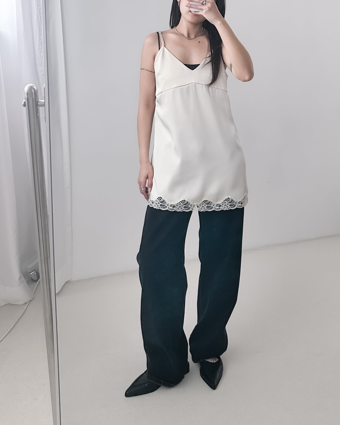 高質緞面V領吊帶連身裙 米白色