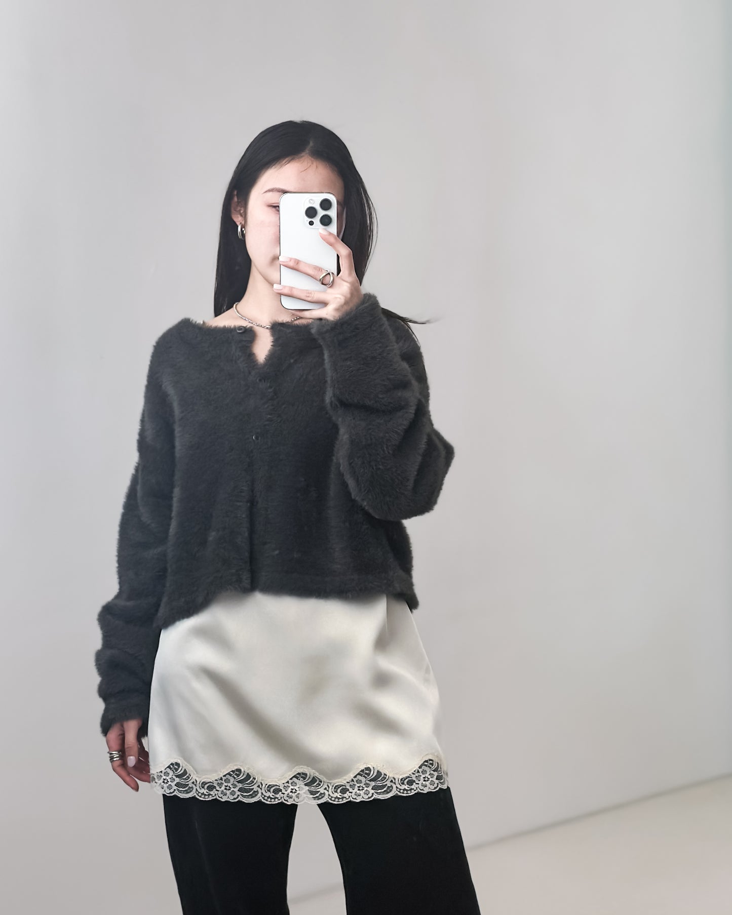 高質緞面V領吊帶連身裙 米白色