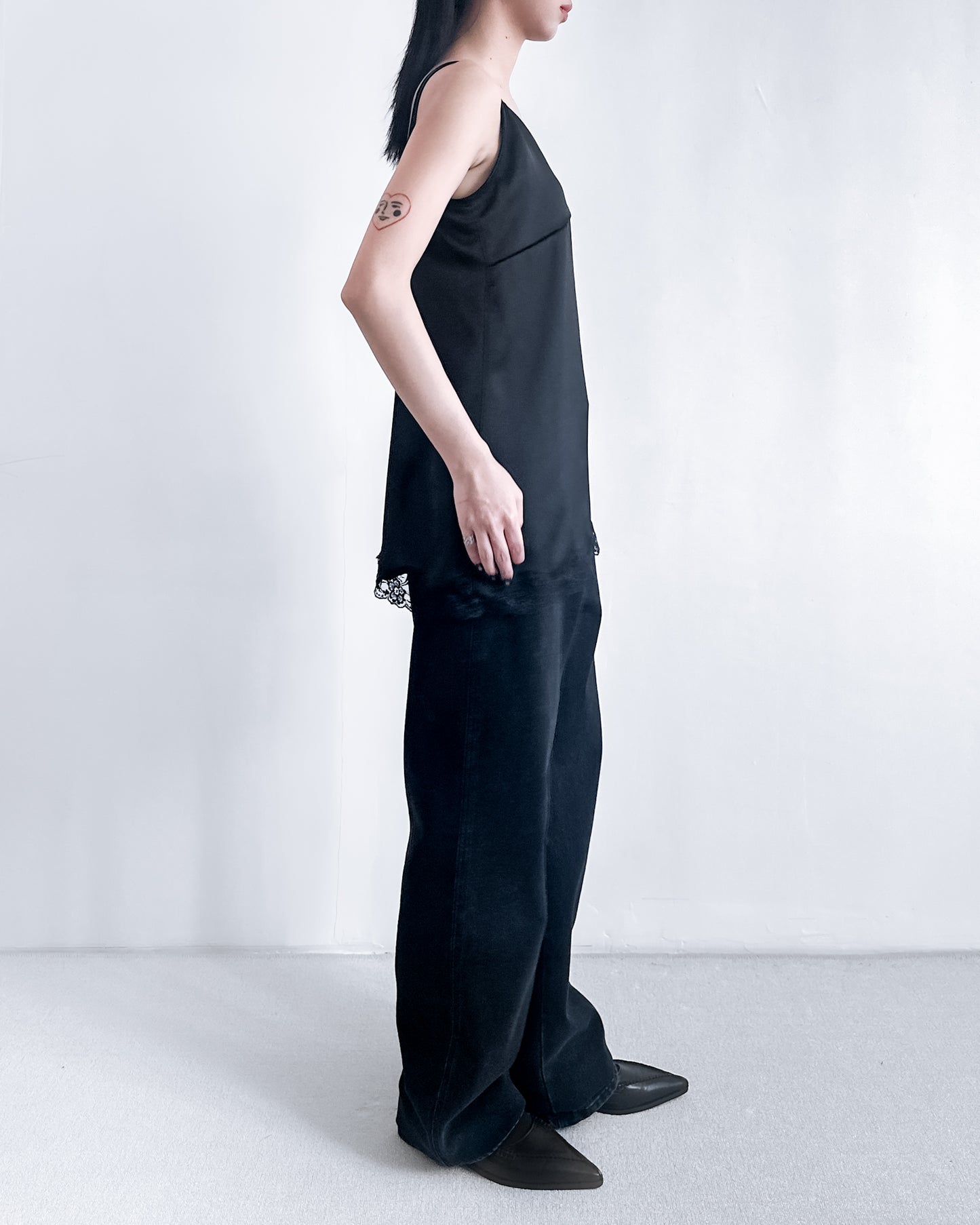 高質緞面V領吊帶連身裙 黑色