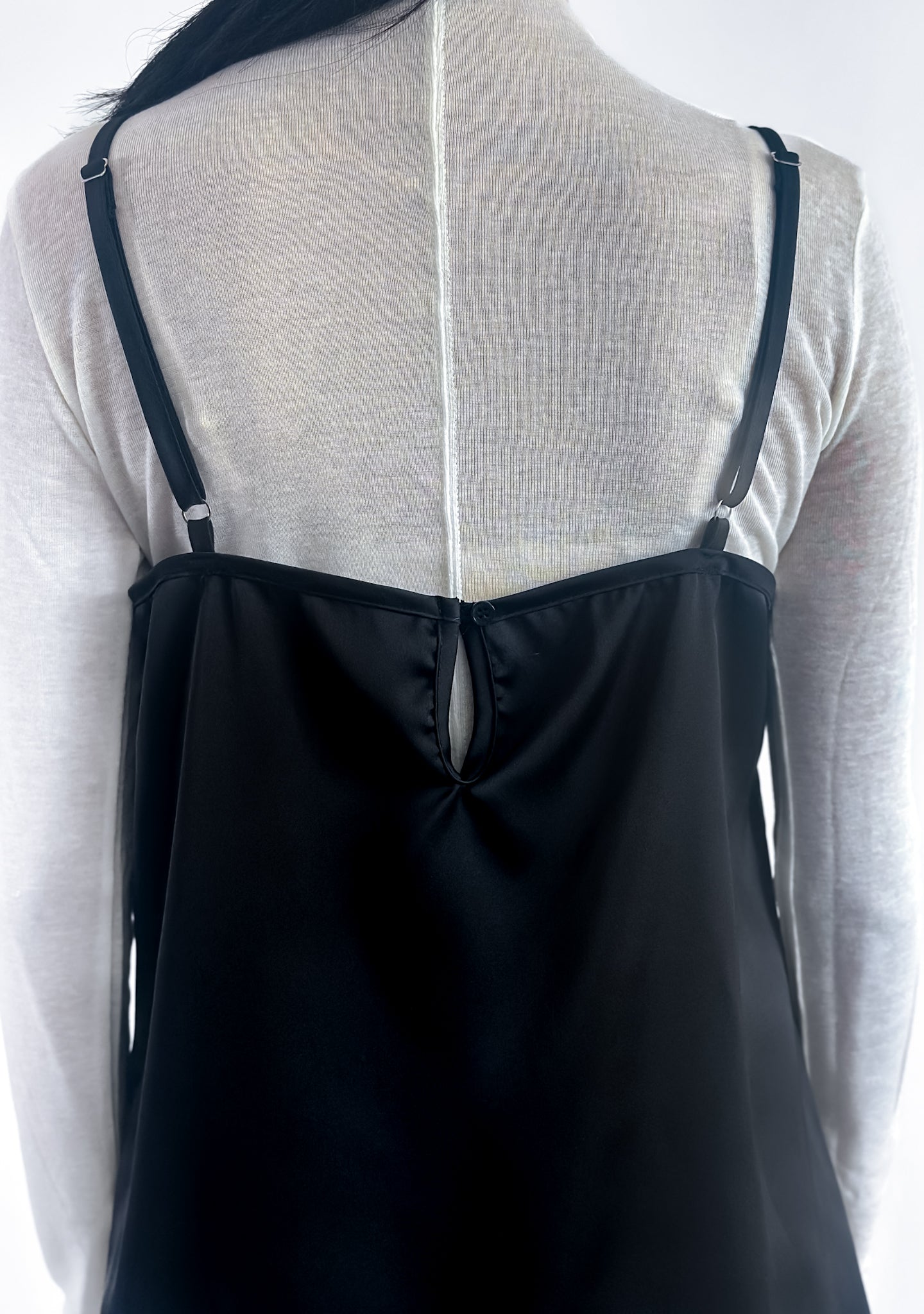 高質緞面V領吊帶連身裙 黑色