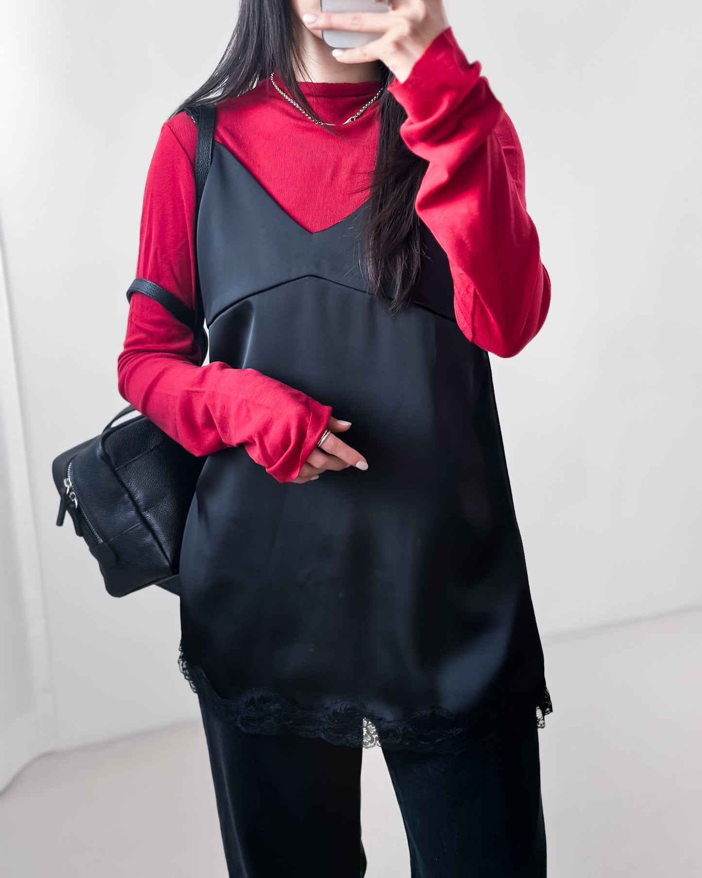 高質緞面V領吊帶連身裙 黑色