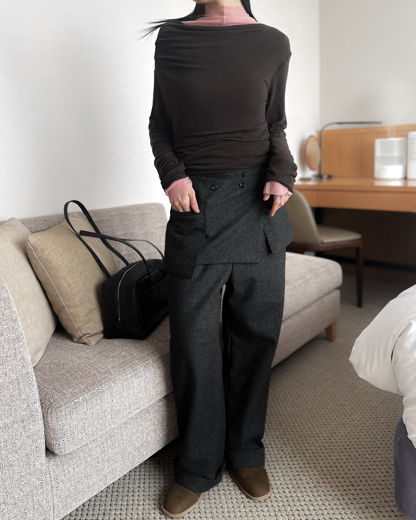 斜肩抓褶天絲上衣 - 深啡色