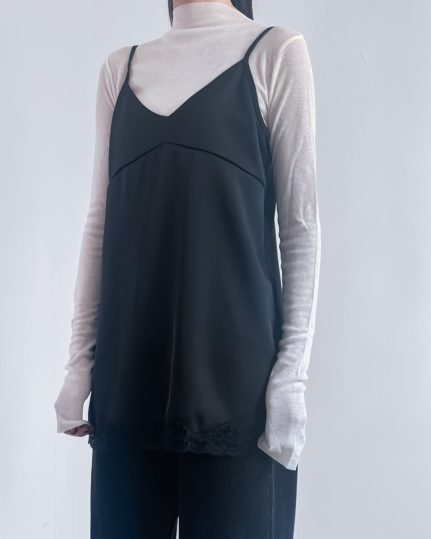 高質緞面V領吊帶連身裙 黑色