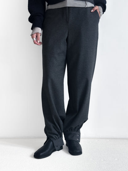 挺身鈕扣束腳長褲 黑色