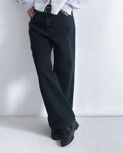 黑色直腳彈性牛仔褲