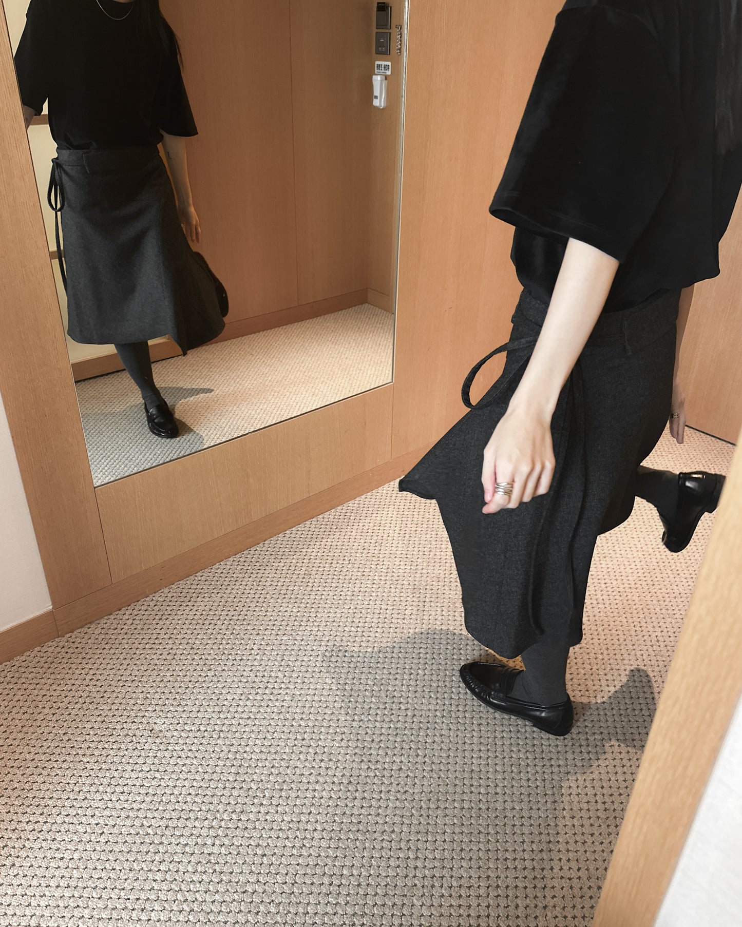 不規則收邊羊毛半截裙 - 深灰色