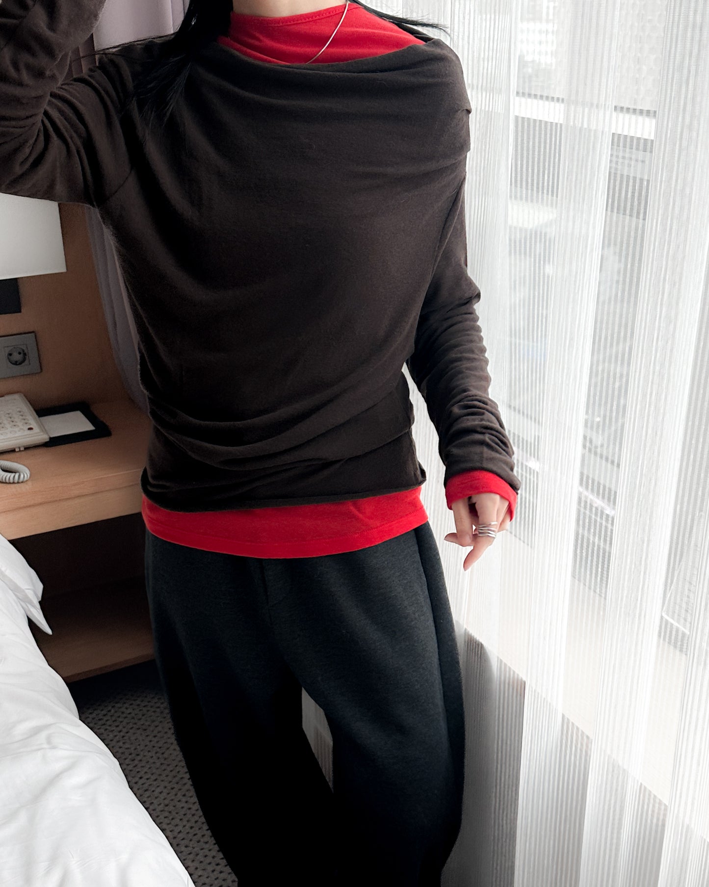 斜肩抓褶天絲上衣 - 深啡色