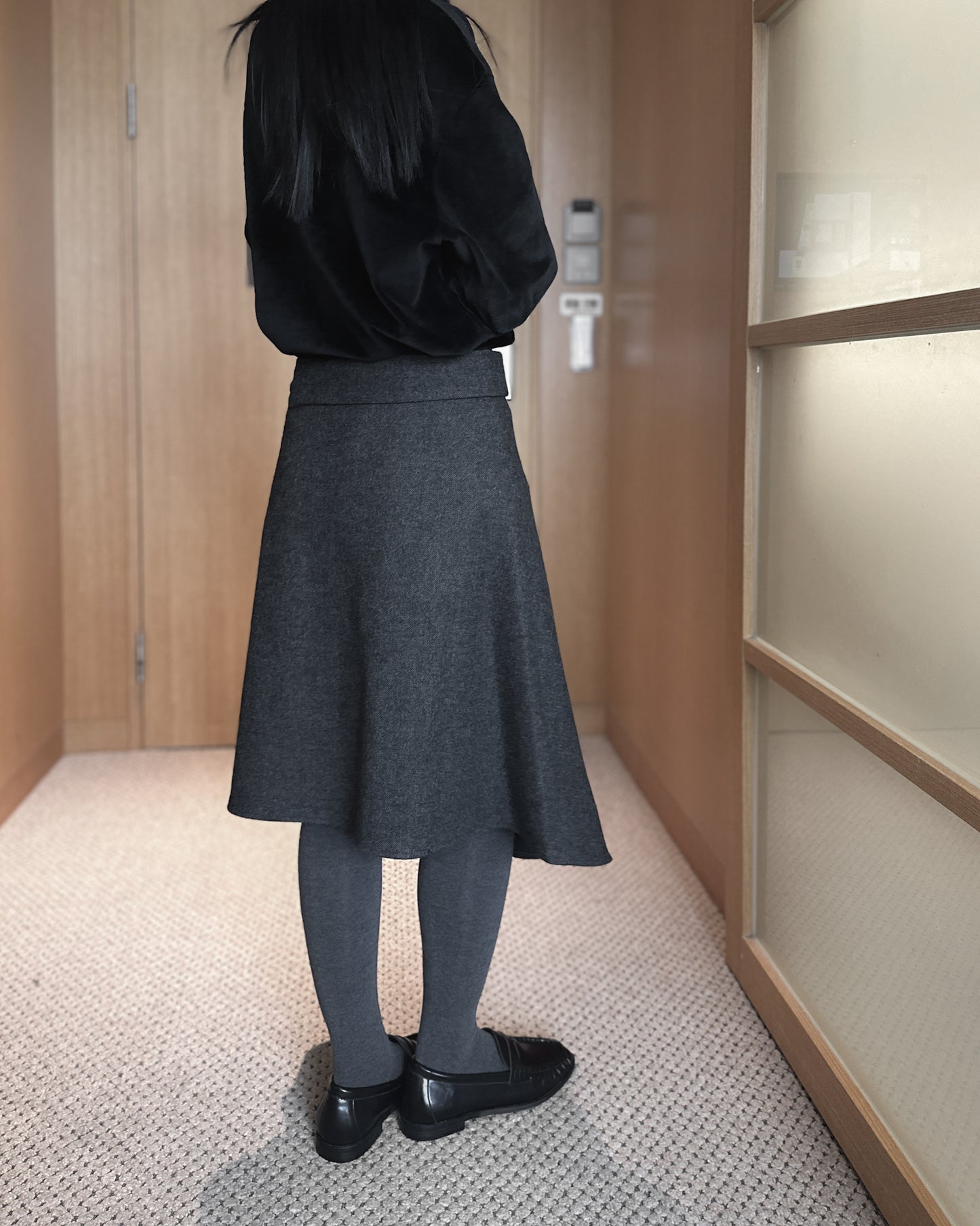 不規則收邊羊毛半截裙 - 深灰色