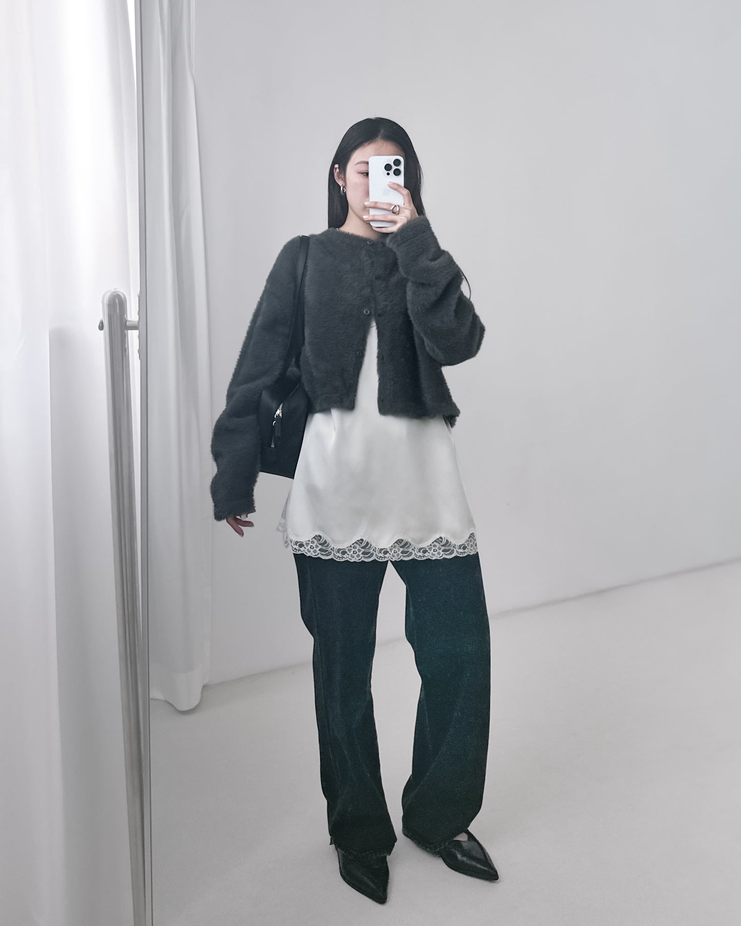 高質緞面V領吊帶連身裙 米白色