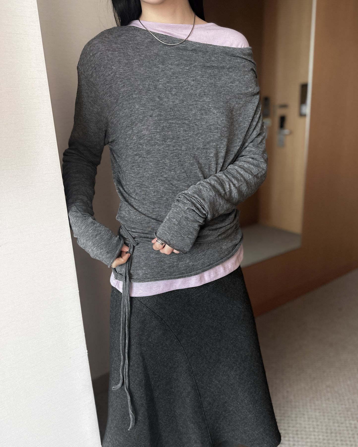 斜肩抓褶天絲上衣 - 深啡色