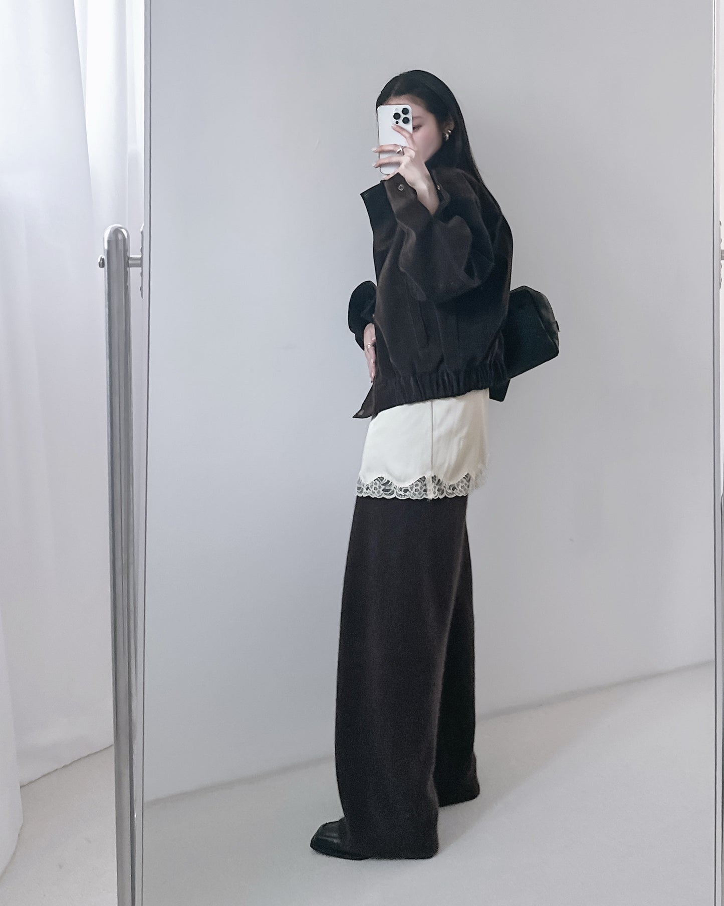 高質緞面V領吊帶連身裙 米白色