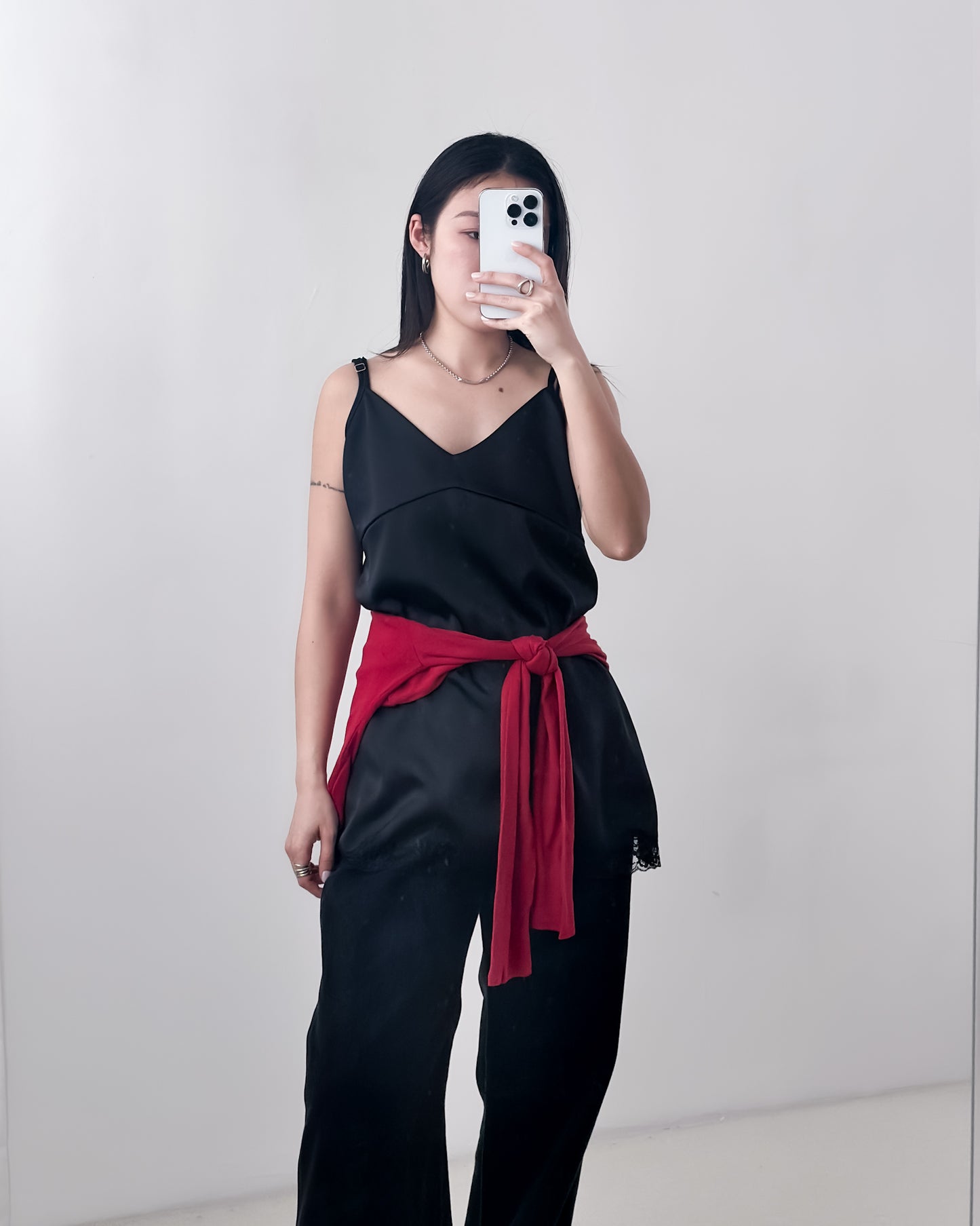 高質緞面V領吊帶連身裙 黑色