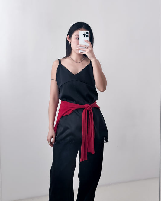 高質緞面V領吊帶連身裙 黑色