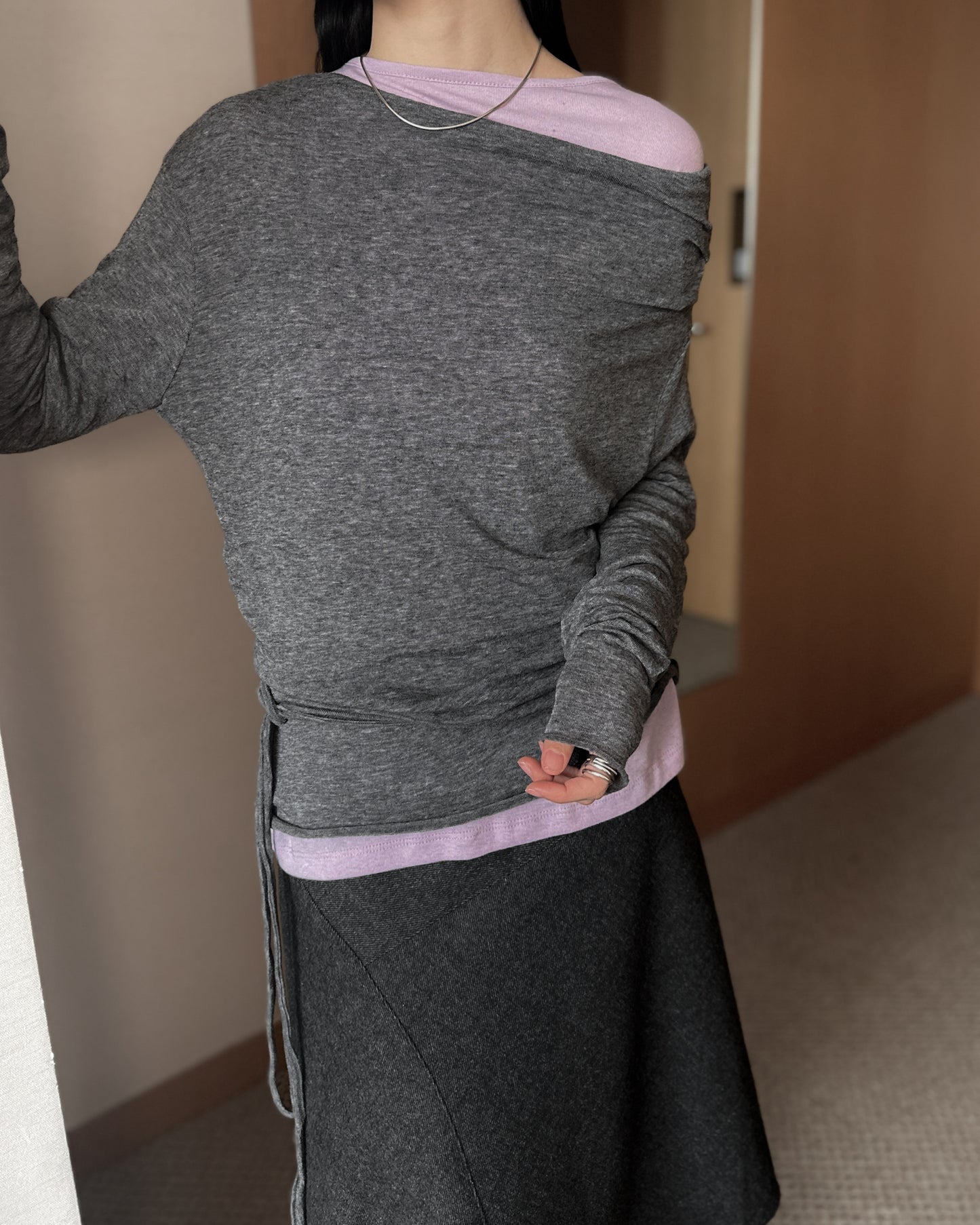 斜肩抓褶天絲上衣 - 深啡色