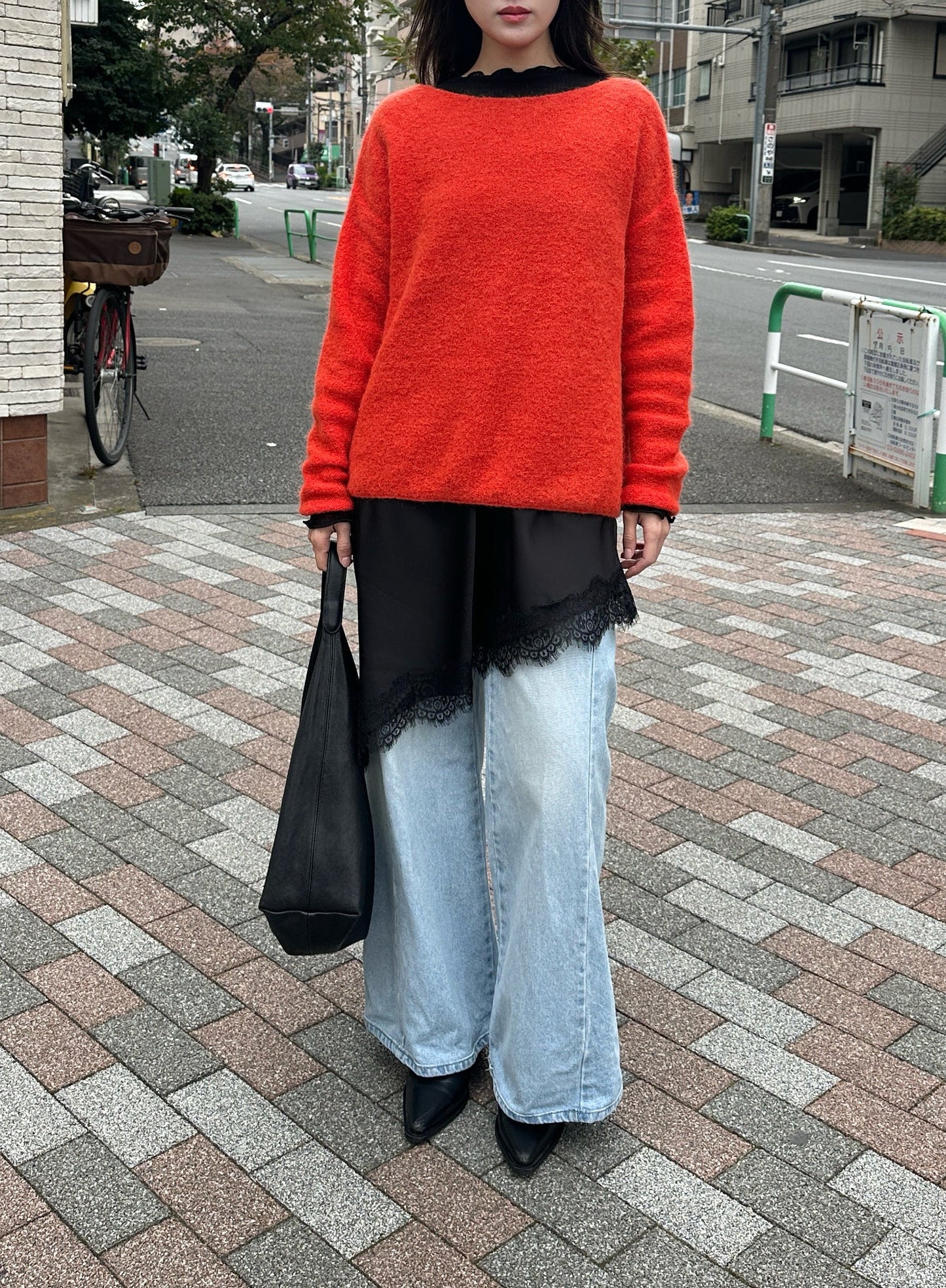 高質緞面蕾絲斜邊半長裙 黑色