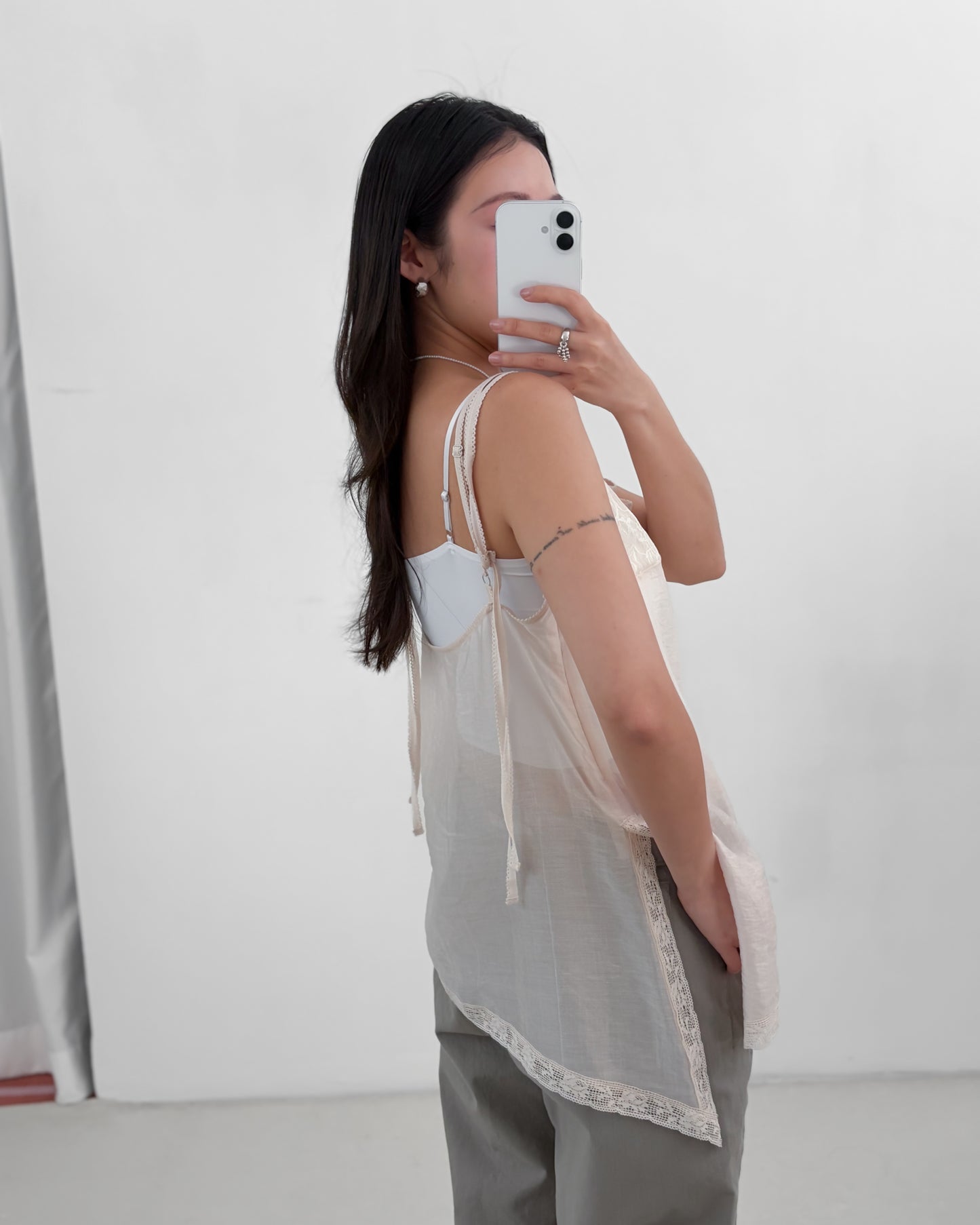 蕾絲掛頸天絲背心 - 淡黃色