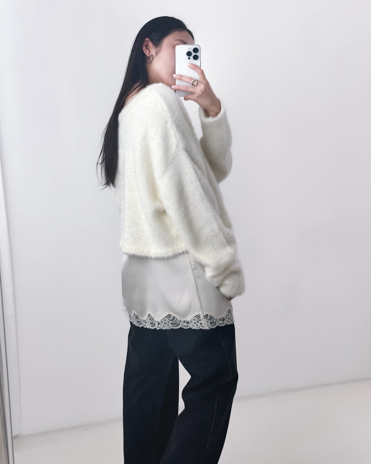 高質緞面V領吊帶連身裙 米白色