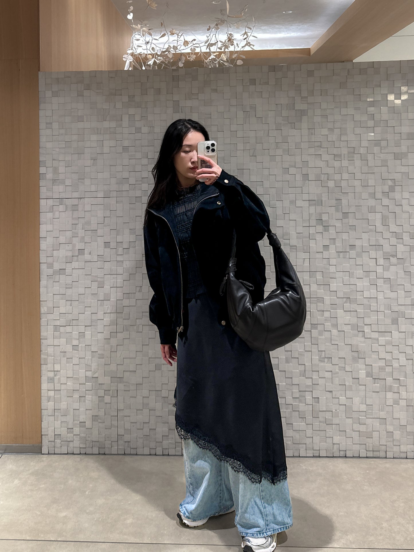 高質緞面蕾絲斜邊半長裙 黑色